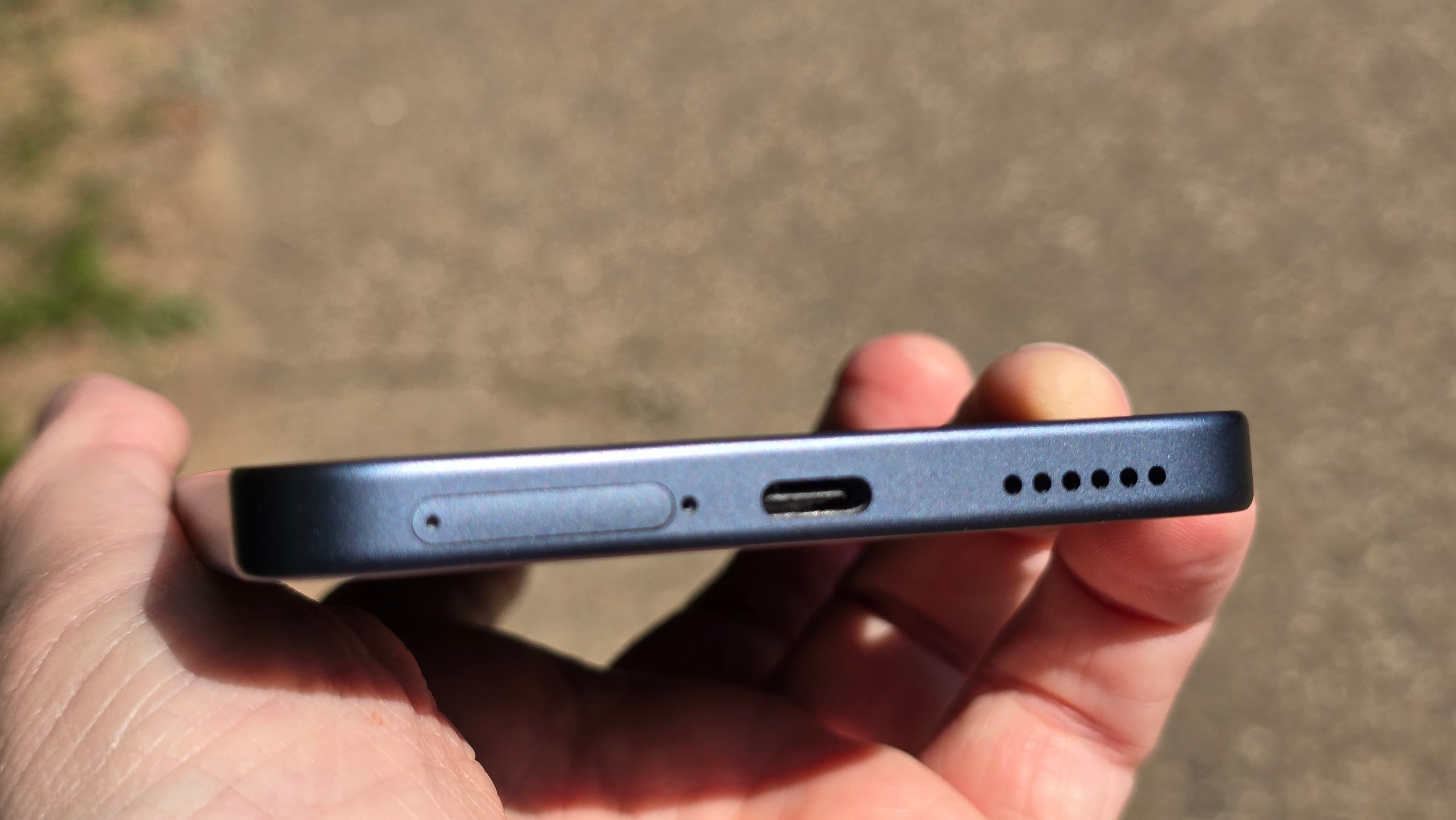 Smartphone TCL NXTPAPER 70 Pro en una oficina y al aire libre
