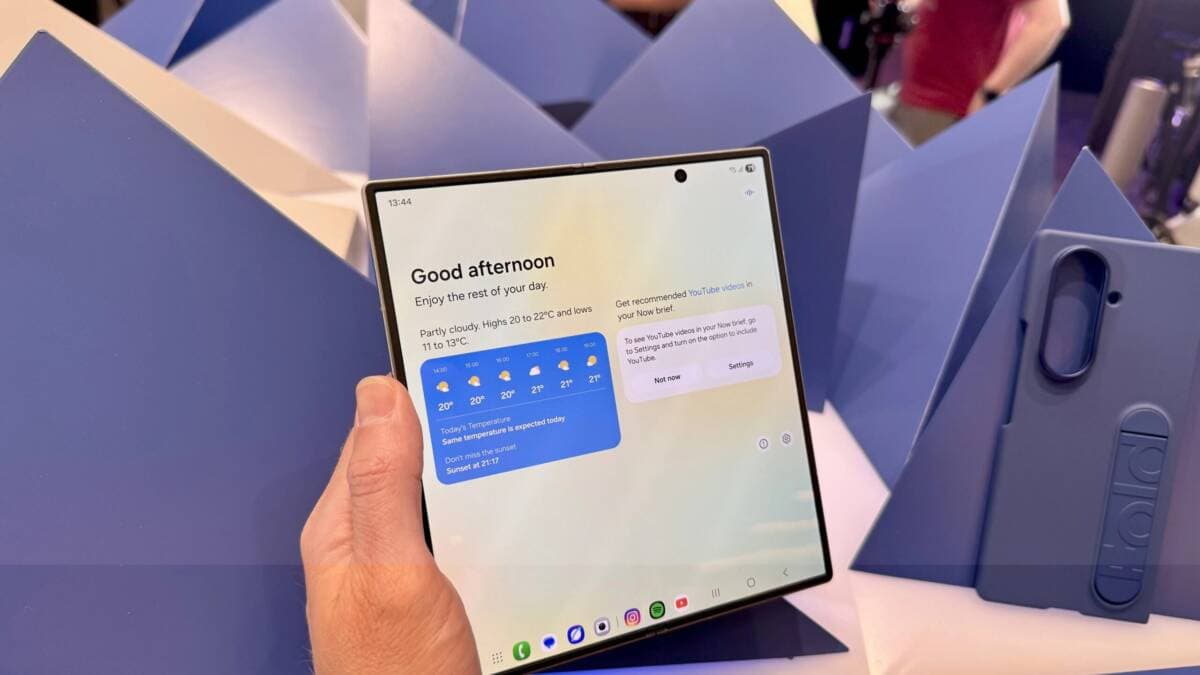 Samsung Galaxy Z Fold 8 Ultra en la mano