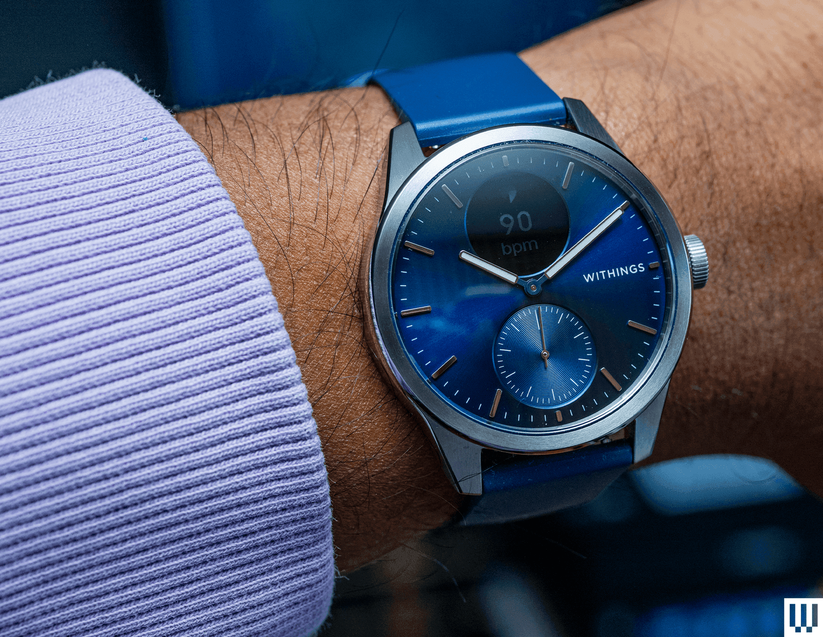 La imagen puede contener reloj de pulsera, brazo, parte del cuerpo y persona