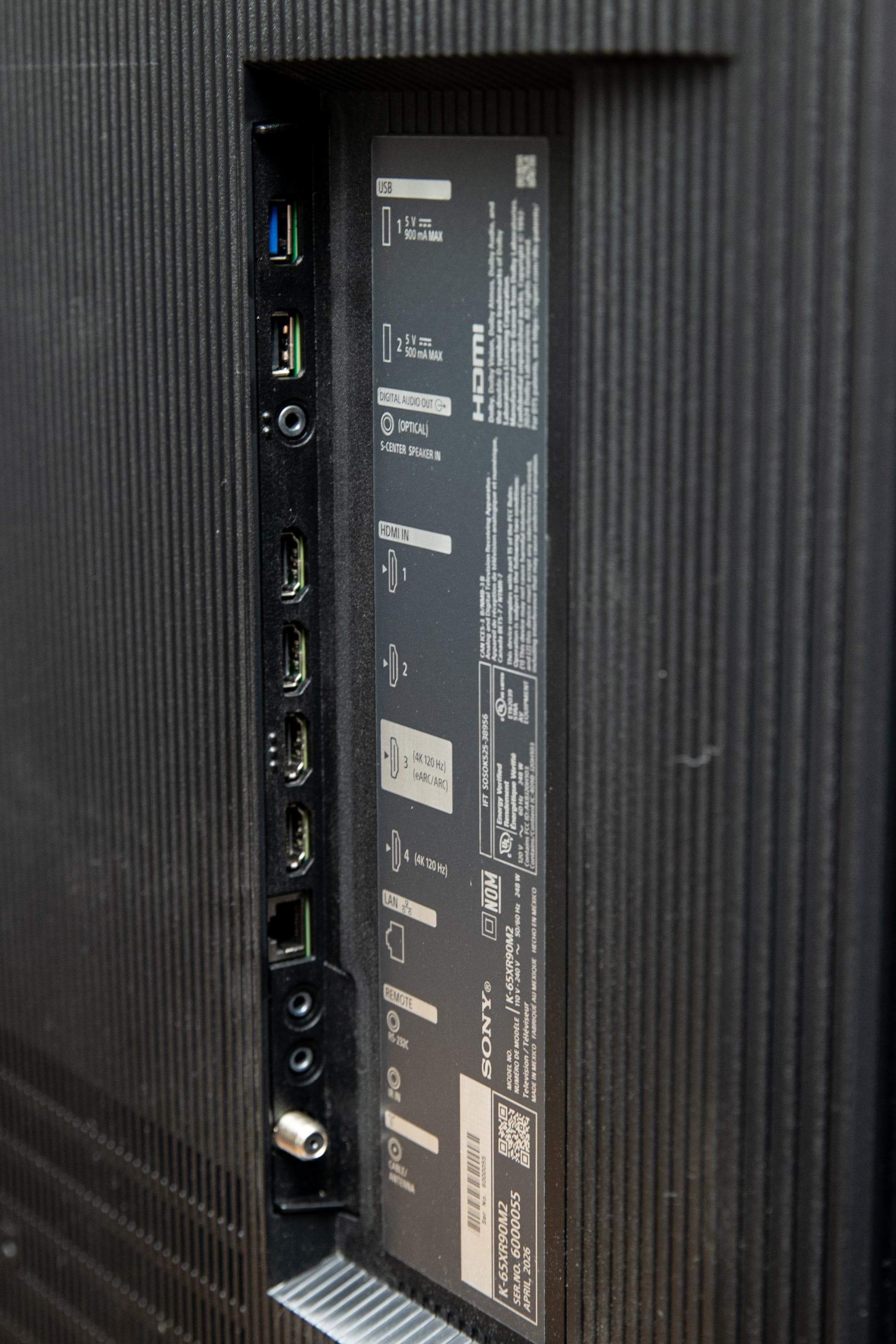 Primer plano del panel de conexiones en la parte trasera del Sony Bravia 9 II.