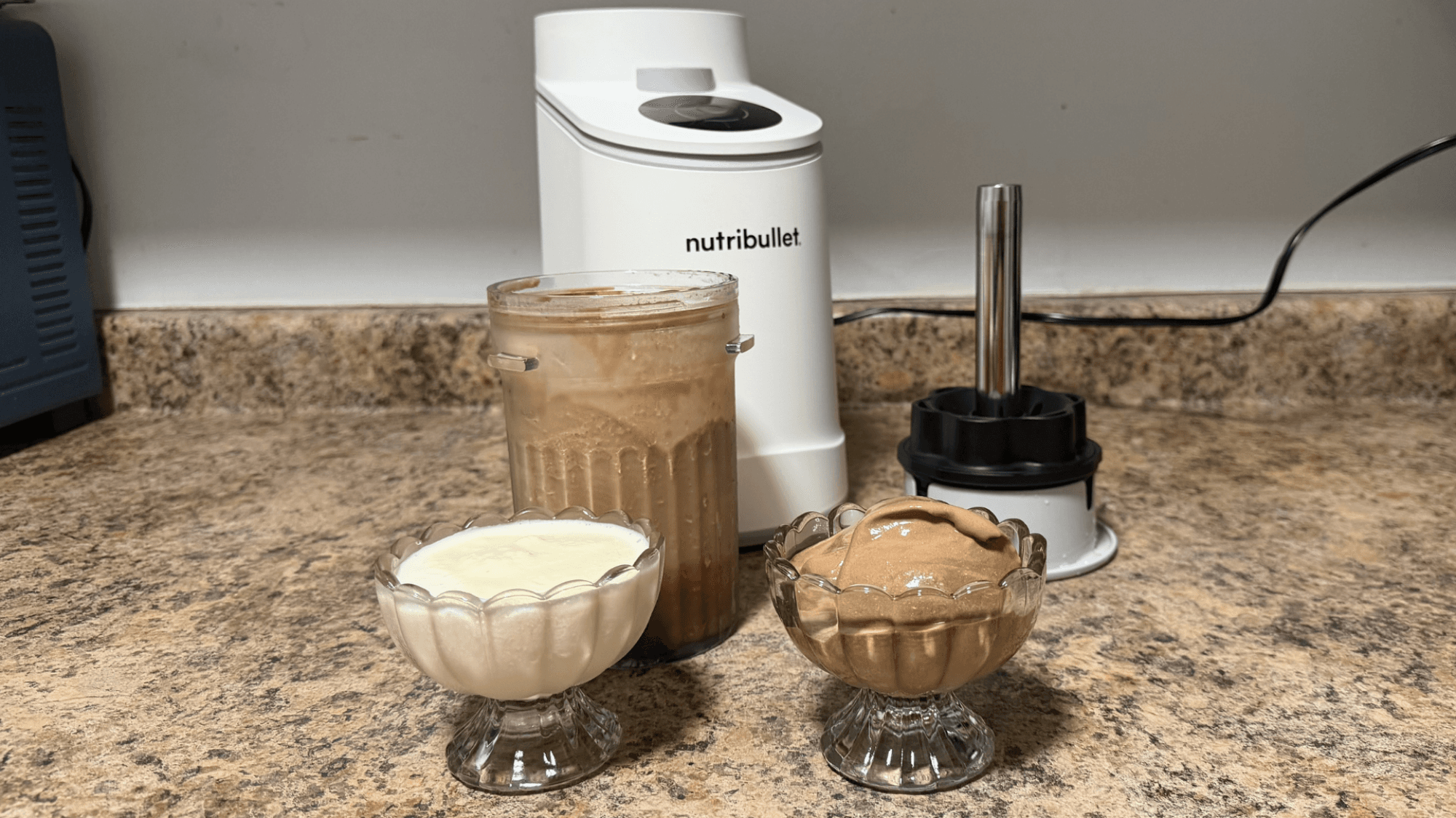 Helado de vainilla y helado de chocolate junto a la máquina Nutribullet Chill.