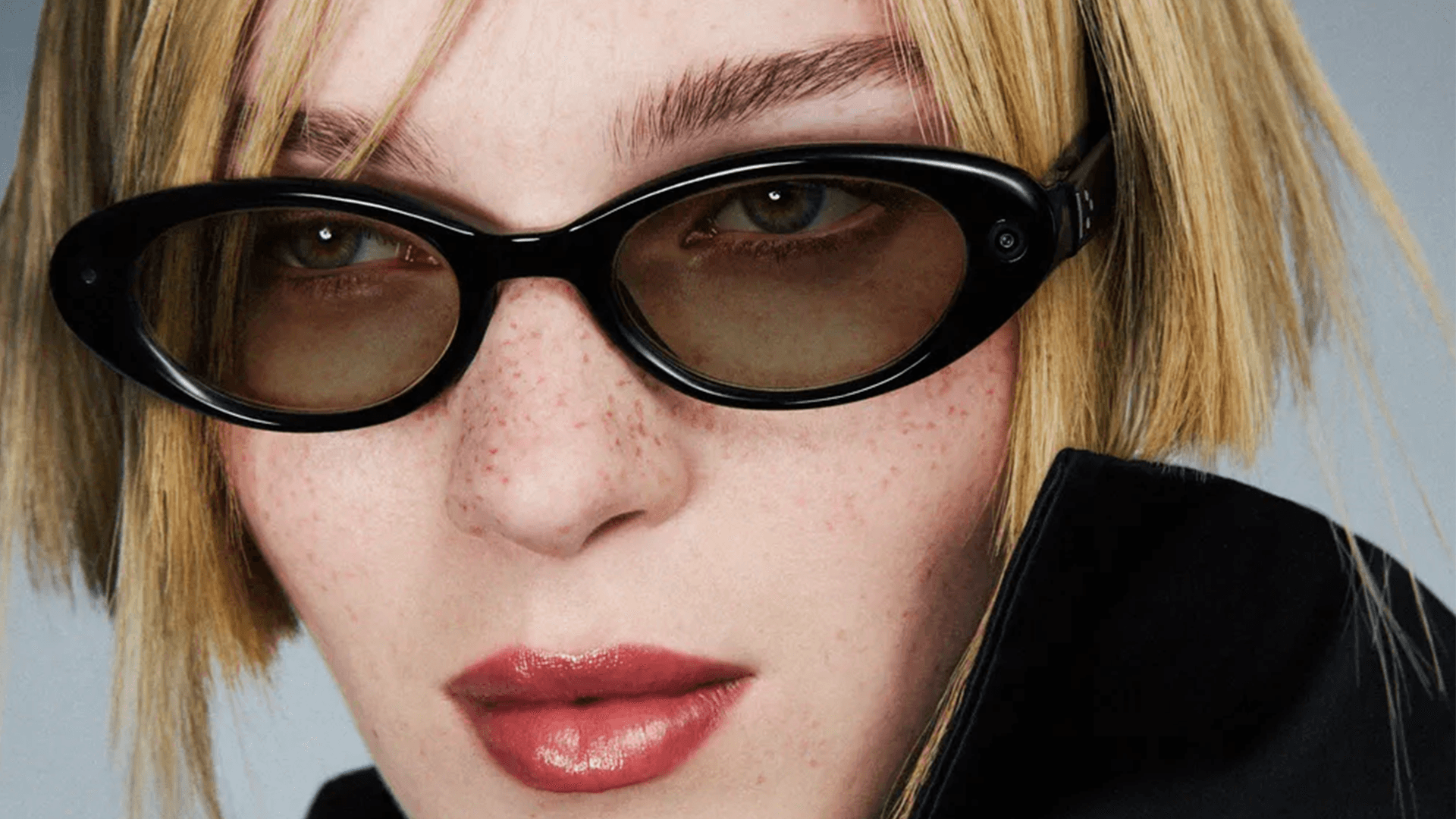 Gafas inteligentes Android XR de Samsung en una modelo de cabello rubio