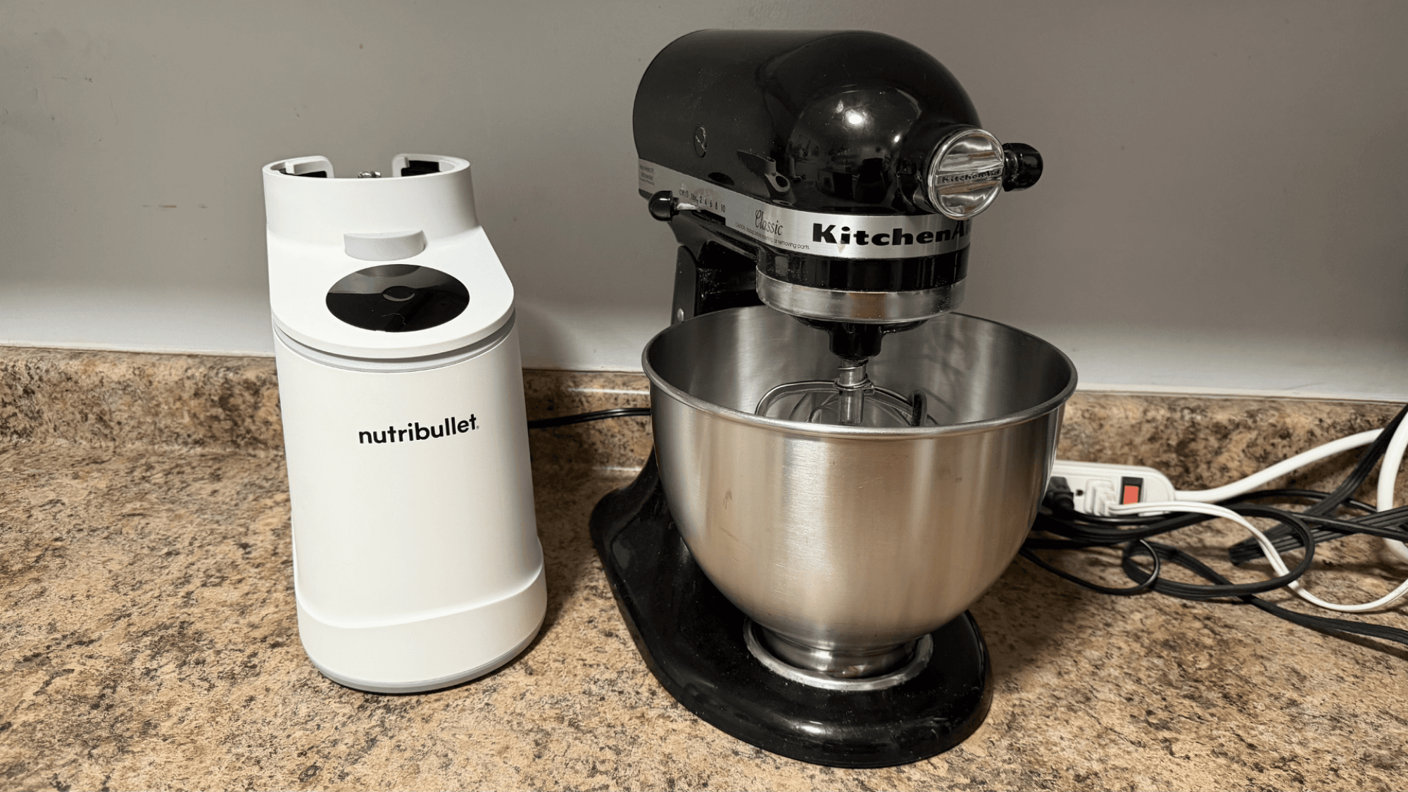 La base del Nutribullet Chill junto a una batidora de pie.