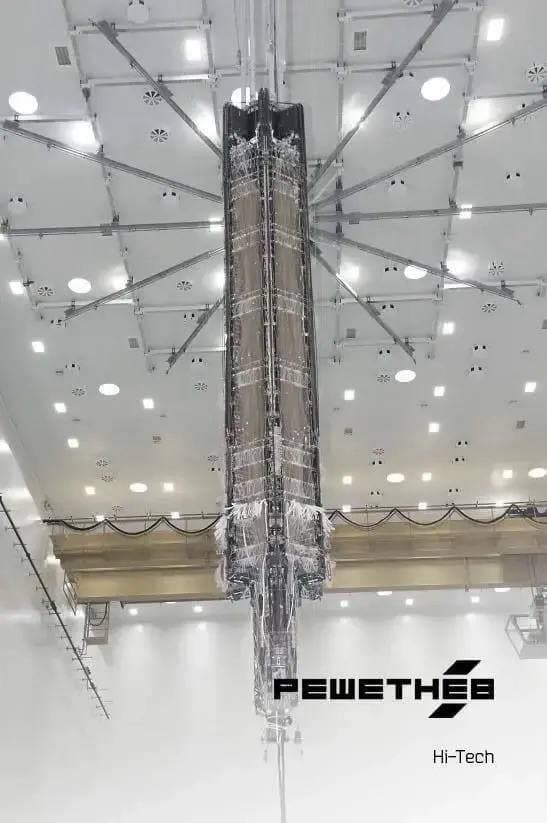 Gran reflector plegable de 12 metros de Reshetnev en el taller de ensamblaje