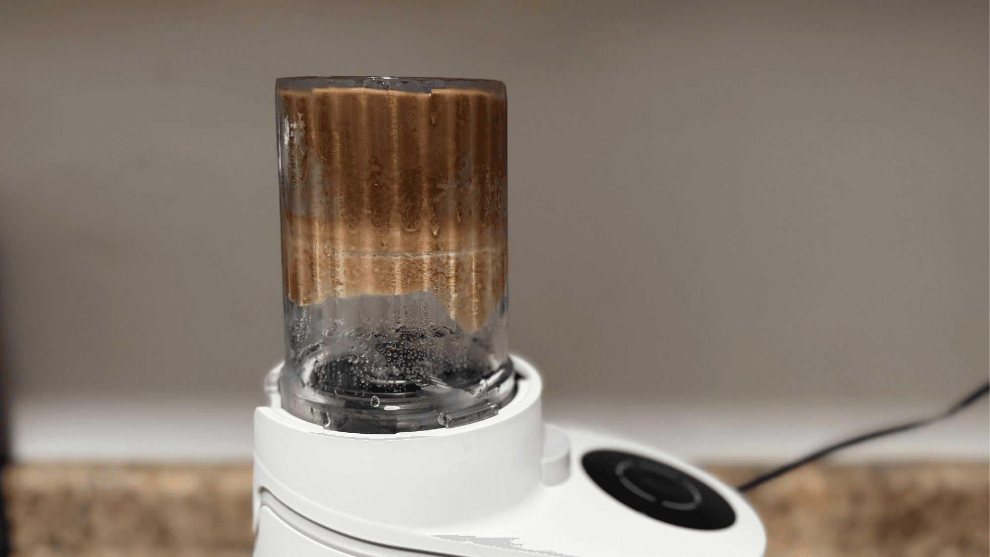 Primer plano de una pinta acoplada a una máquina de helados Nutribullet Chill.