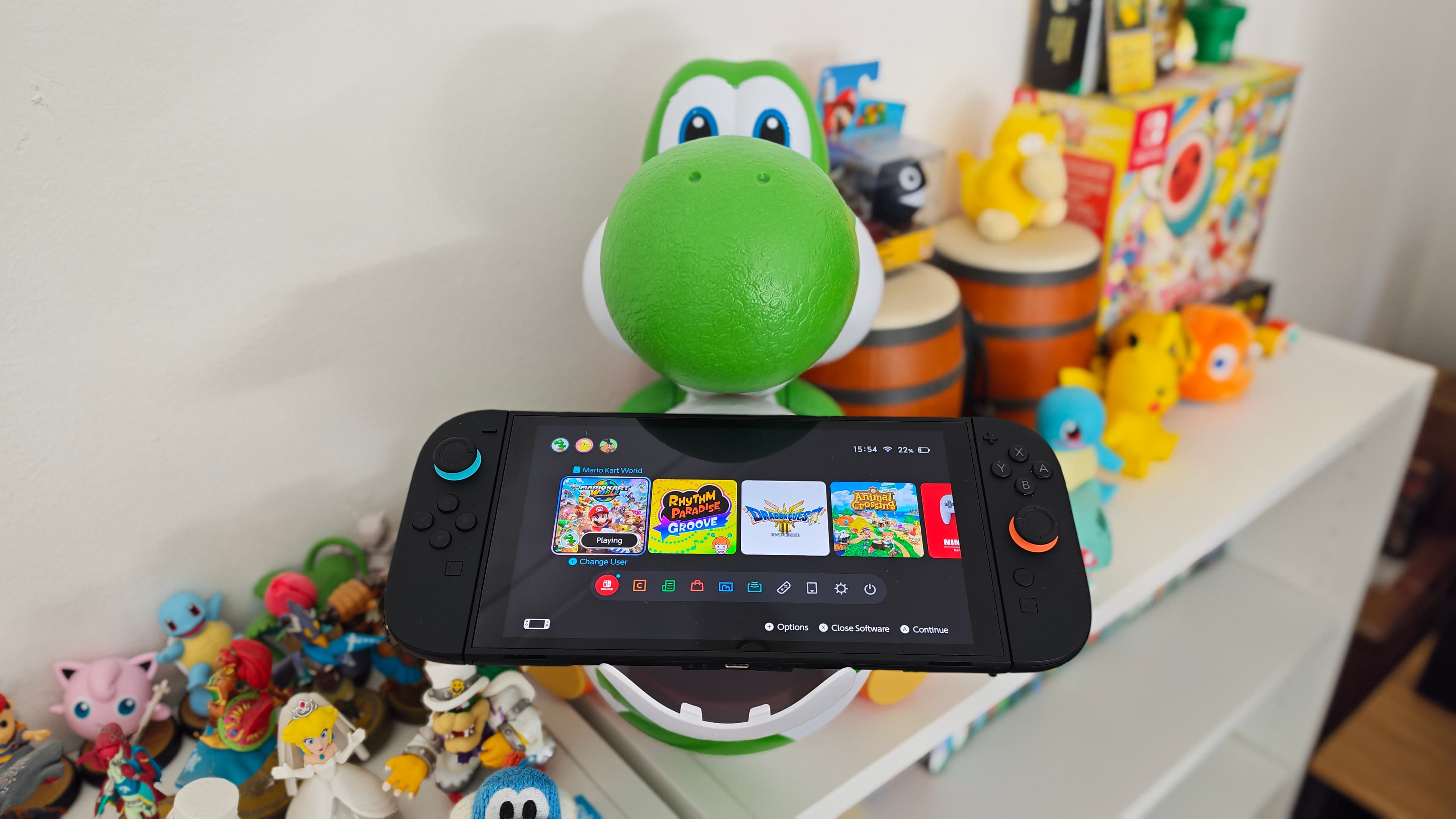 Cubo de palomitas de Yoshi sosteniendo una Nintendo Switch 2