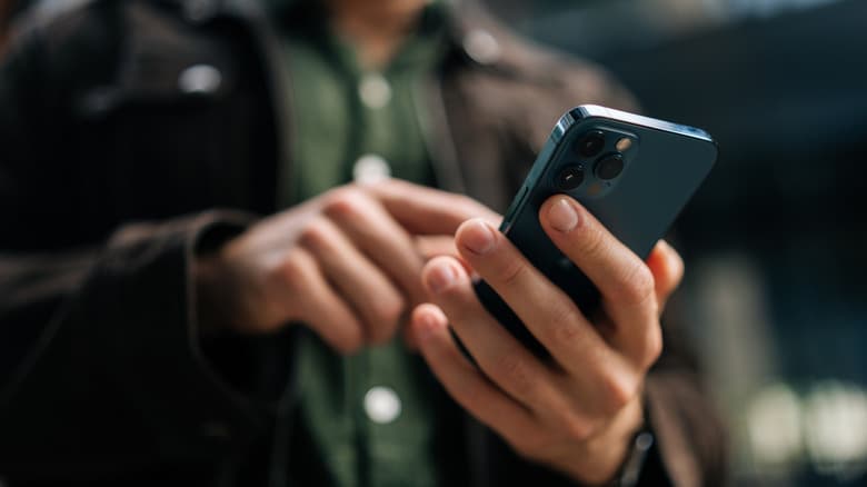 Hands holding a phone.