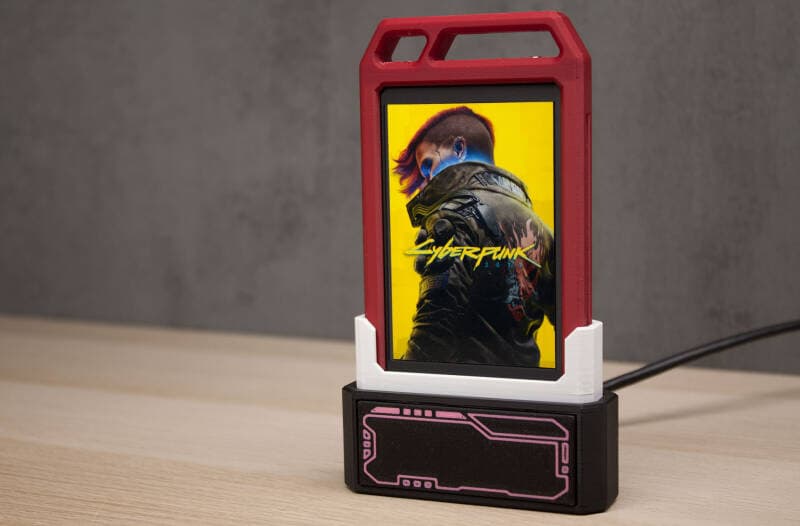 Игровой телефон в красной рамке с изображением Cyberpunk