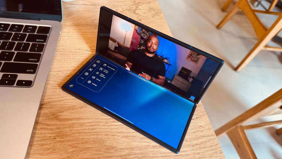 Smartphone plegable Samsung Galaxy Z Fold 8 Ultra sobre una mesa con un portátil