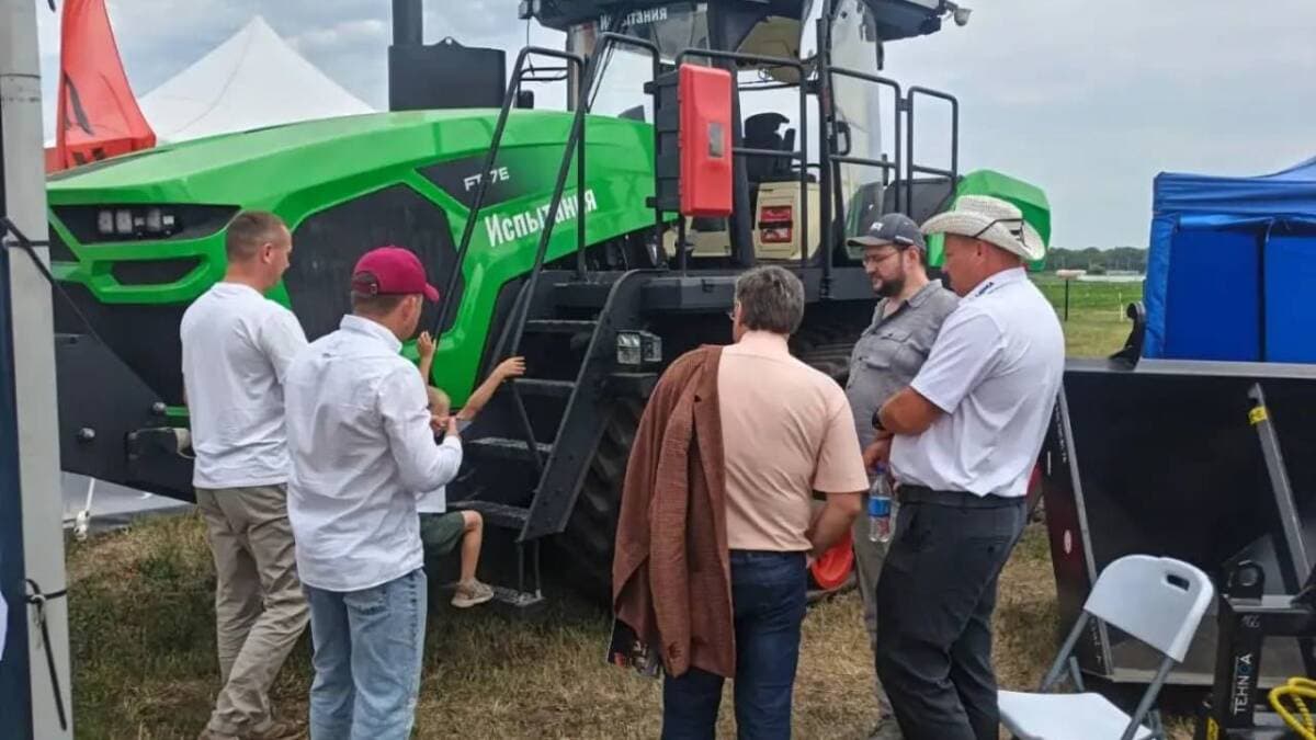 El tractor híbrido FT7E de DST-Ural llega al campo en el krai de Altái