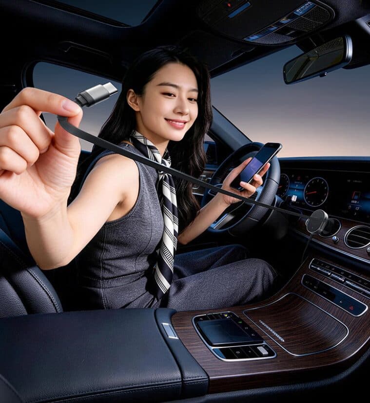Mujer mostrando el cargador de coche Cuktech dentro de un coche