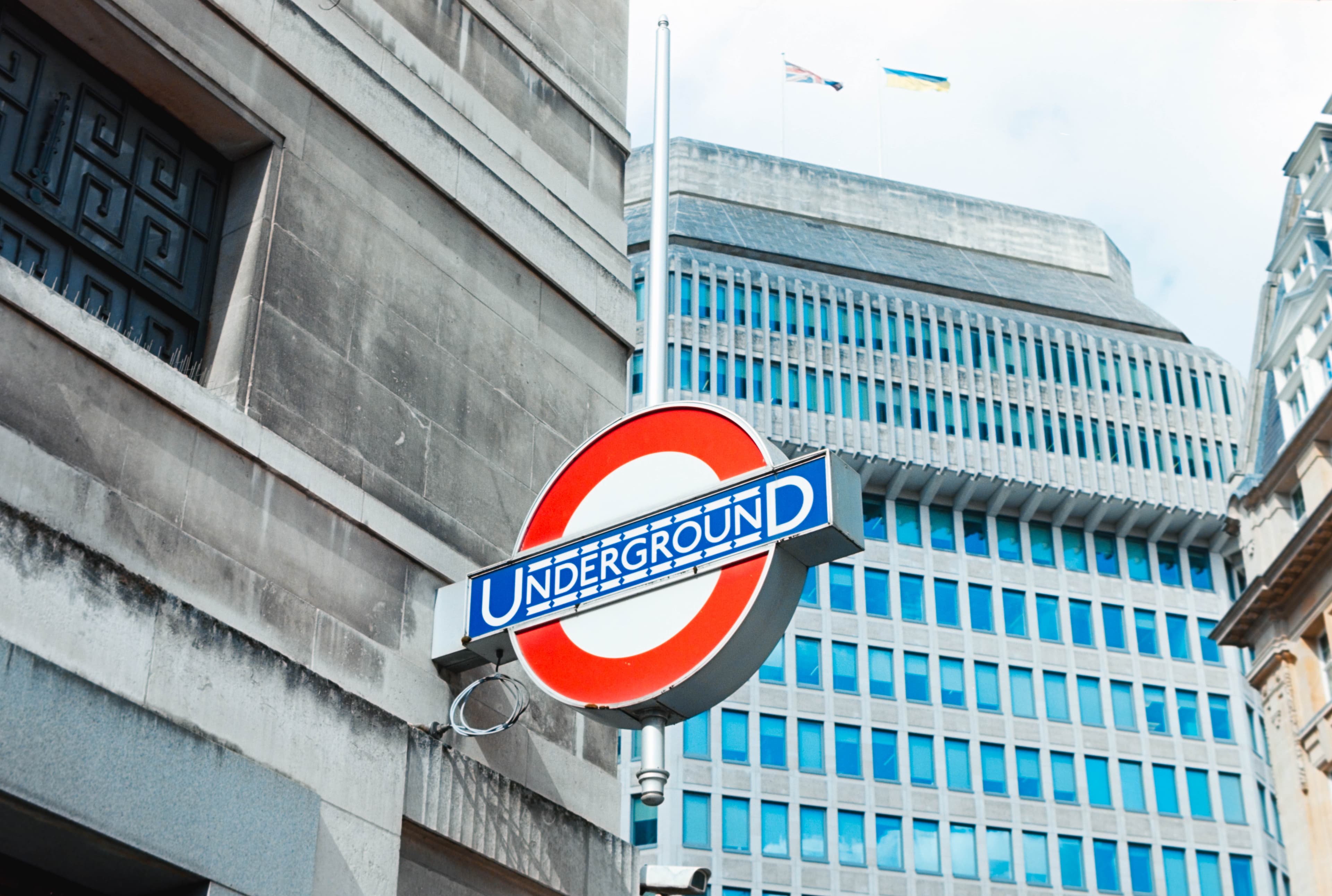 Imagen de película escaneada y digitalizada, usando Valoi Easy 35 Pro V2 y el plugin Negative Lab Pro para Lightroom. La imagen muestra un cartel del metro de Londres frente a altos edificios de vidrio