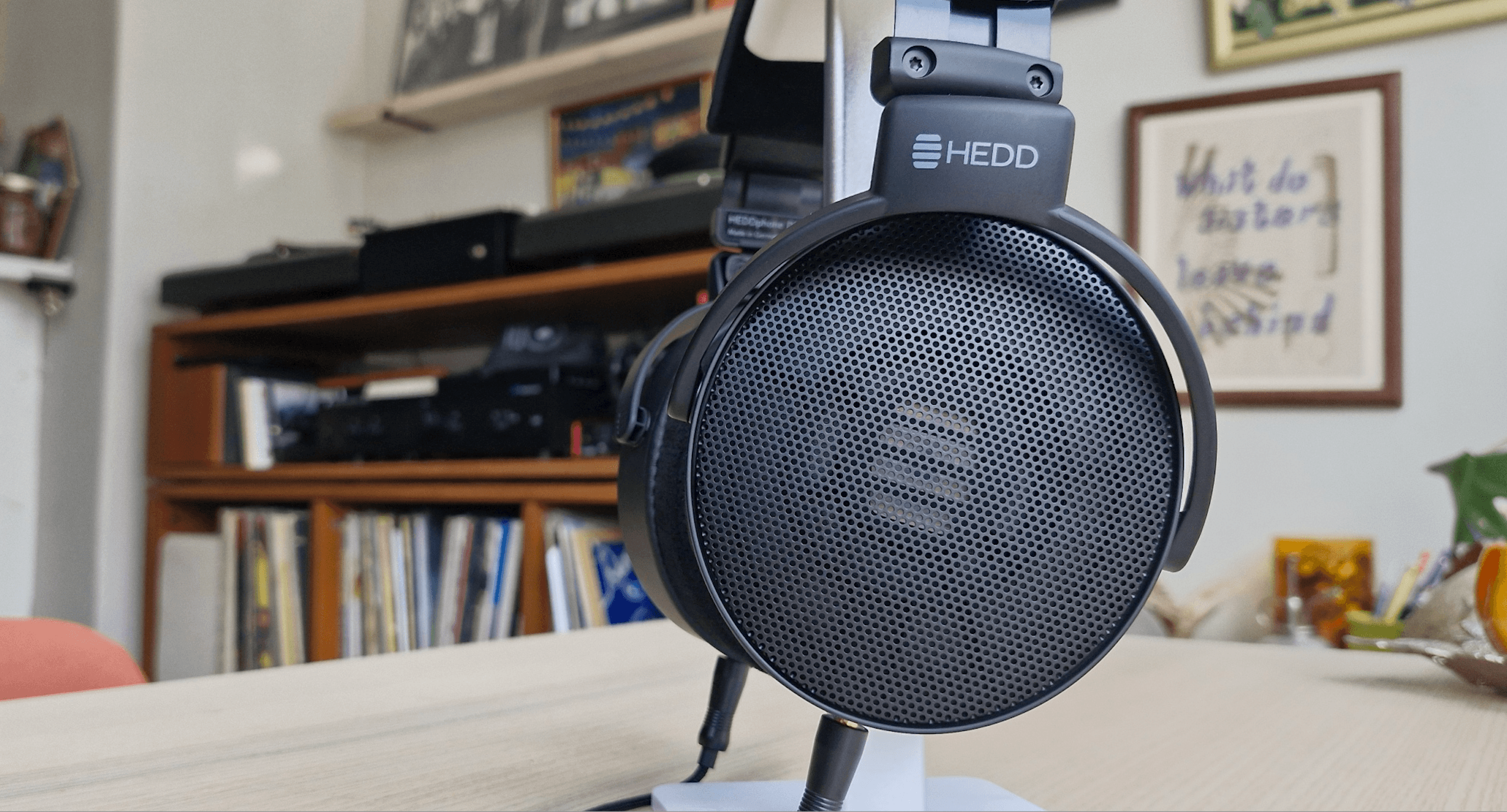 Primer plano del HEDDphone D1 sobre una mesa beige, con un hermoso gato