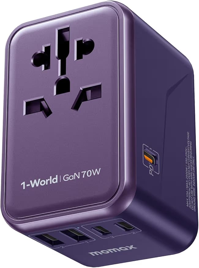 Un adaptador de corriente morado con varios puertos USB.