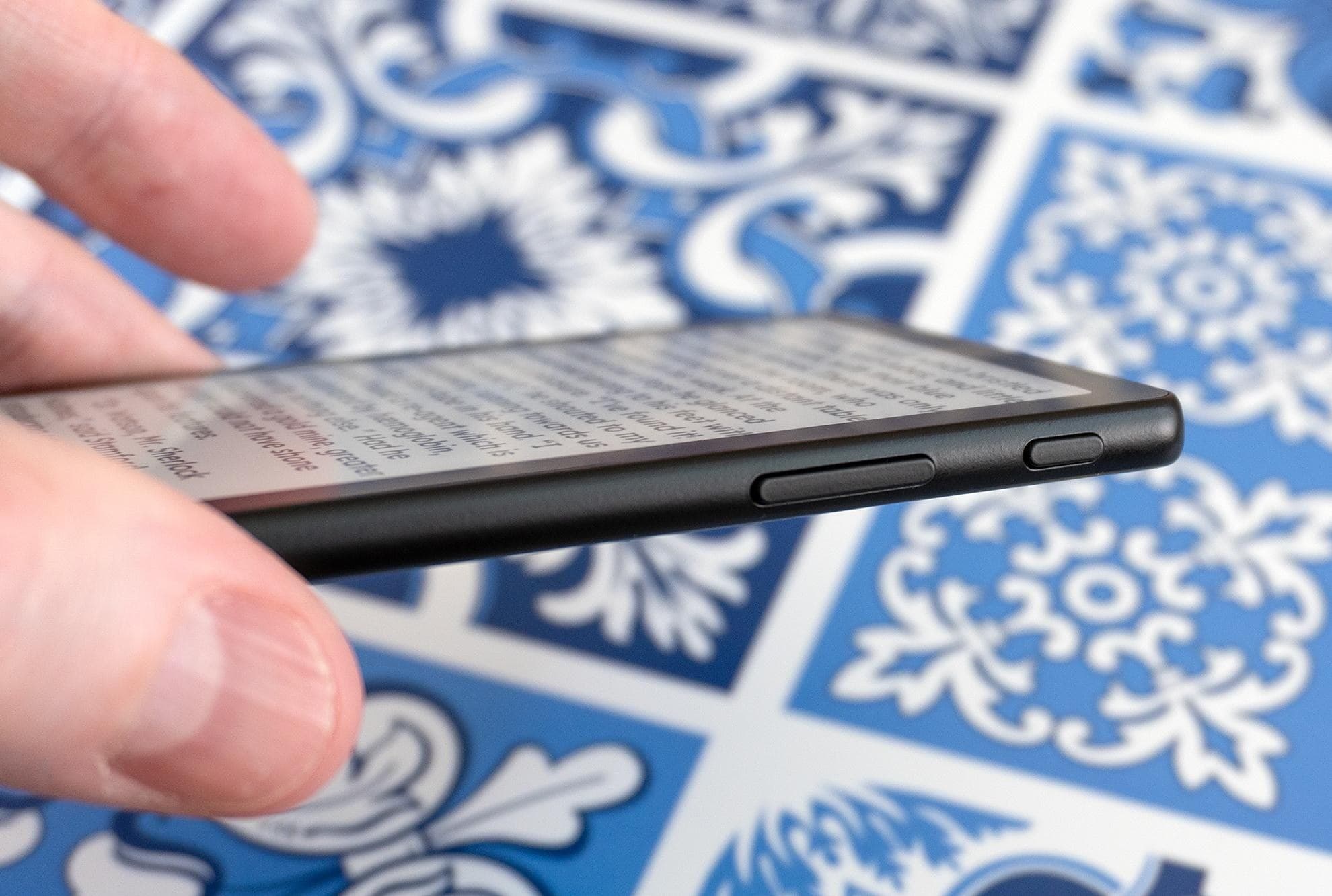 Xteink isn’t abandoning physical buttons altogether. The X4 Pro still has four in total: two page turn buttons, a reset button, and a power/sleep button.