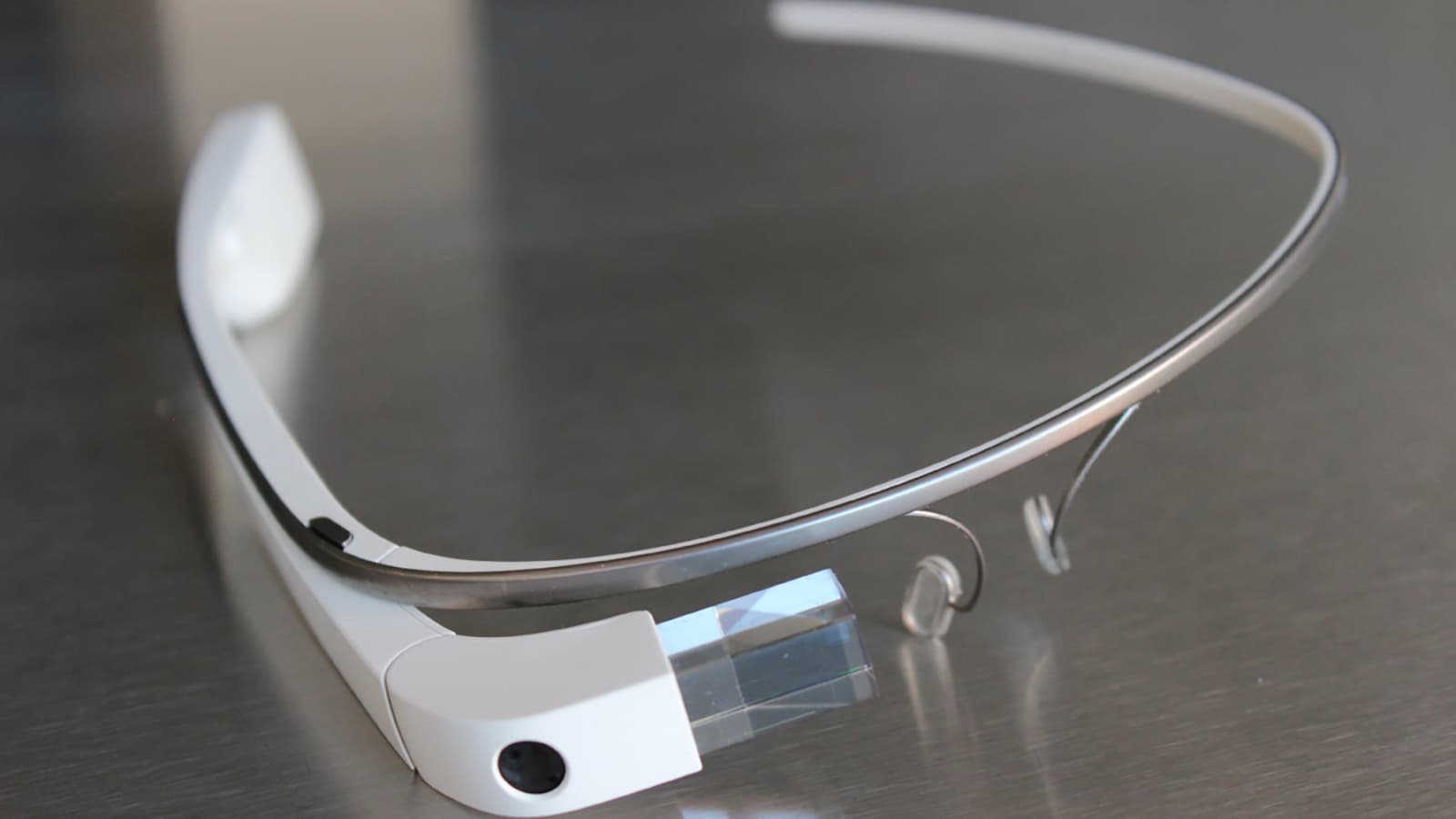 Especificaciones de Google Glass sobre una mesa.