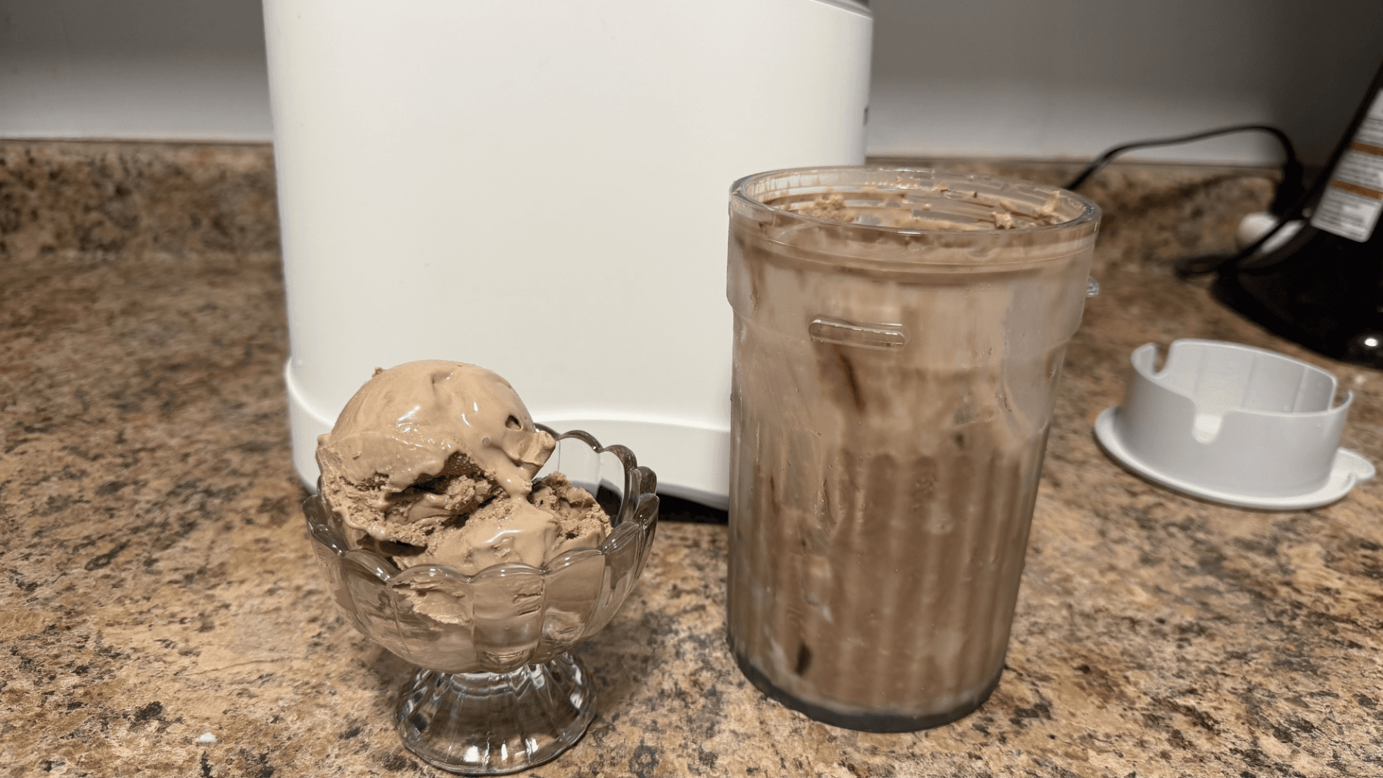 Un yogur helado de chocolate y avellana