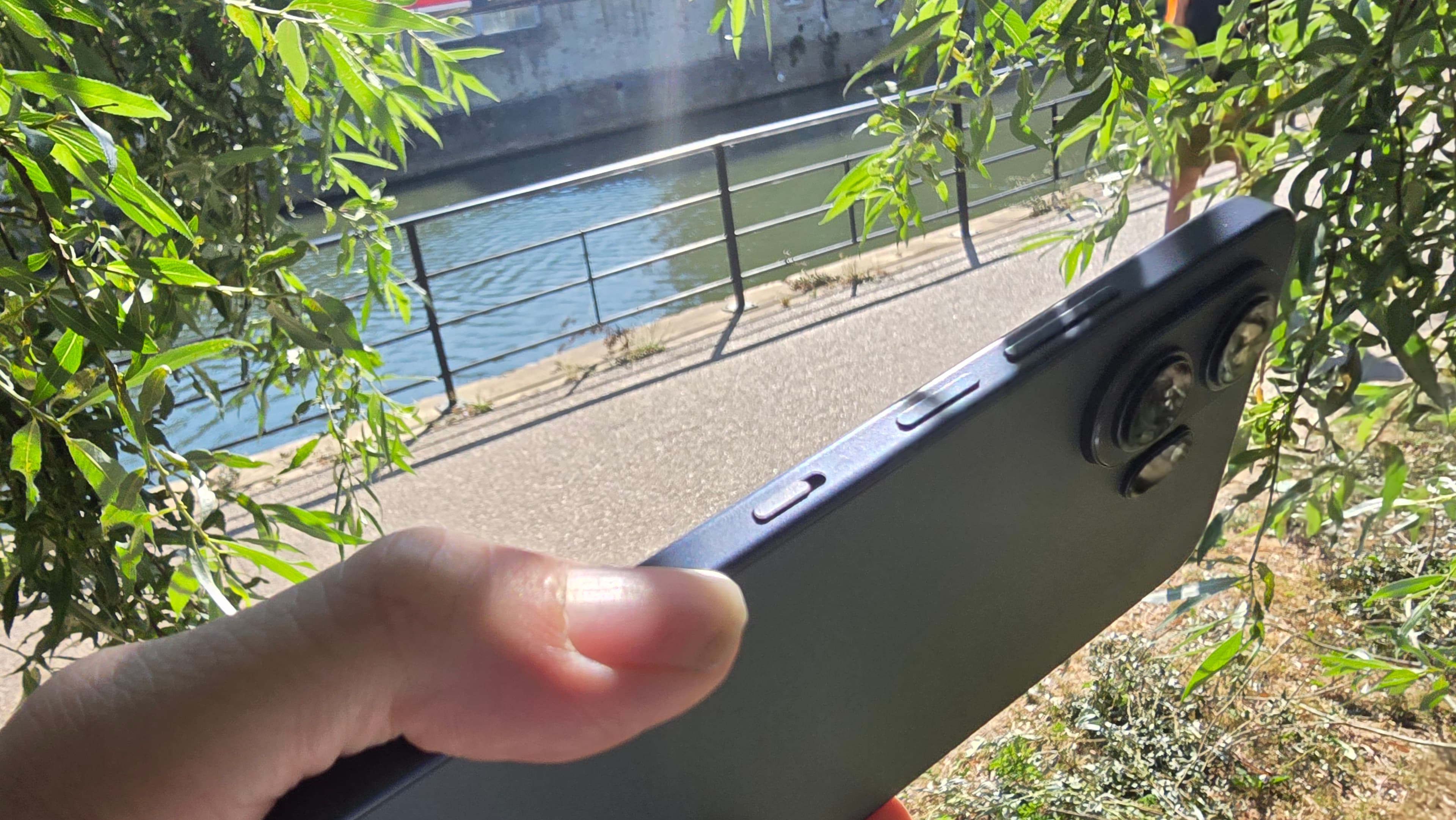 Smartphone TCL NXTPAPER 70 Pro en una oficina y al aire libre