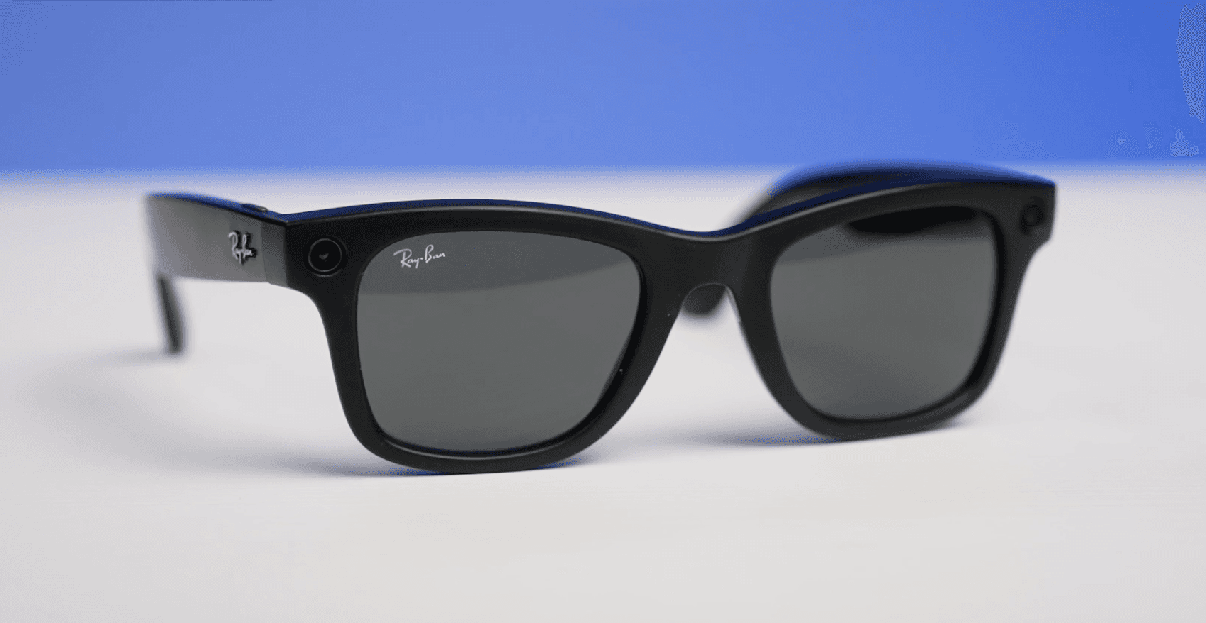 Gafas Ray-Ban Meta de segunda generación sobre una mesa