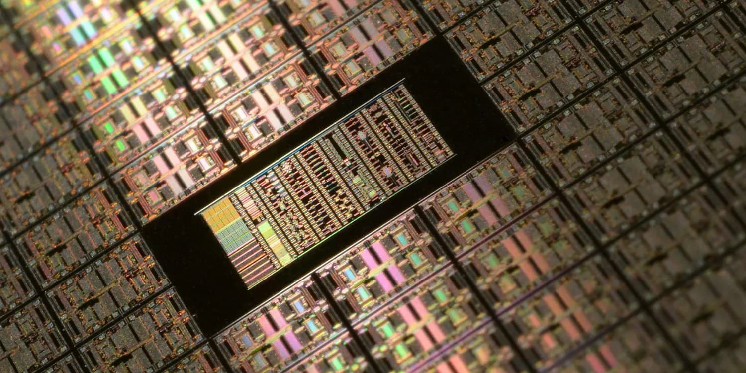 Trump podría alejarse de la Ley CHIPS, amenazando los planes de fabricar chips de Apple en EE. UU. | Primer plano de una oblea de silicio