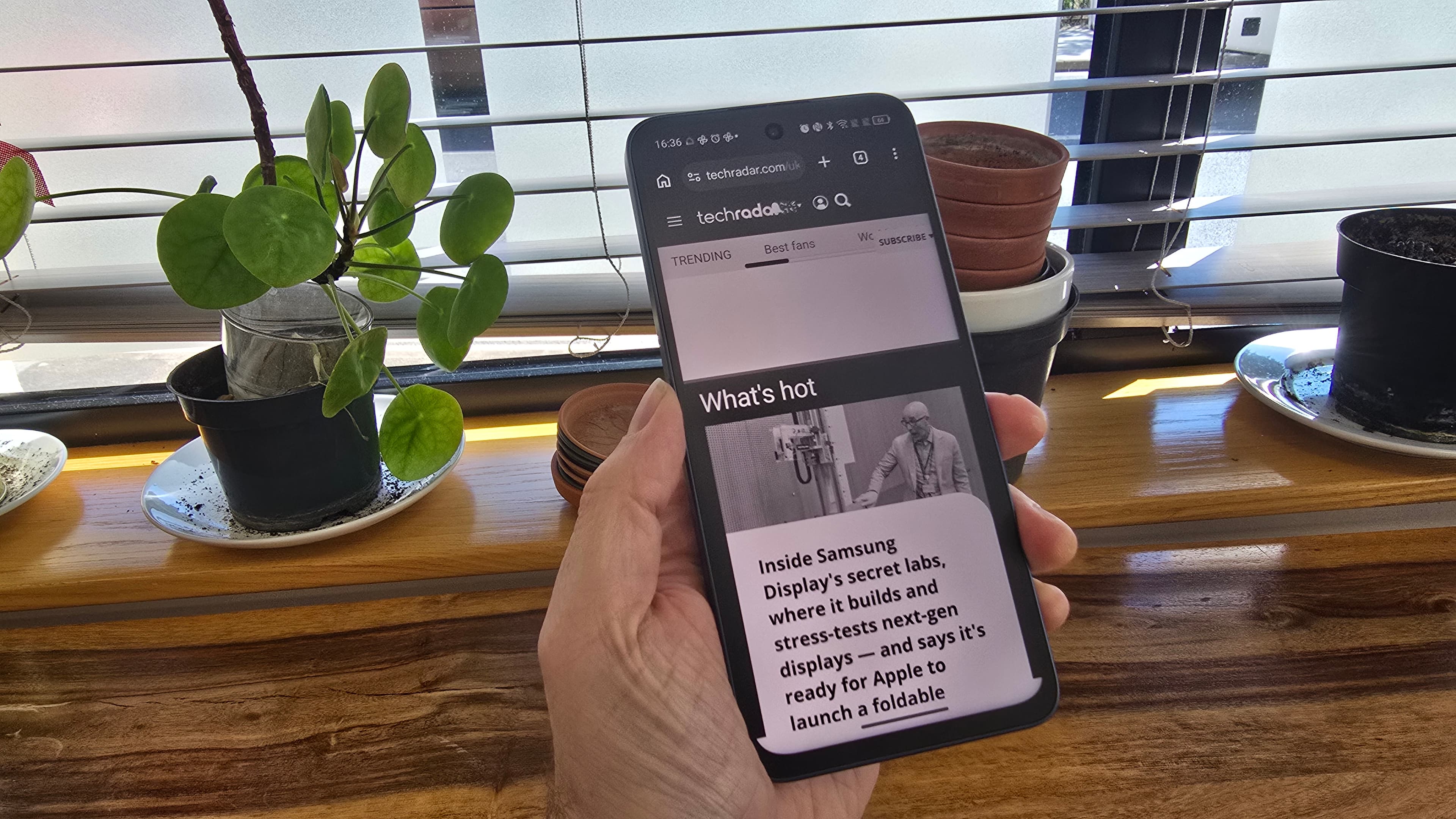 Smartphone TCL NXTPAPER 70 Pro en una oficina y al aire libre