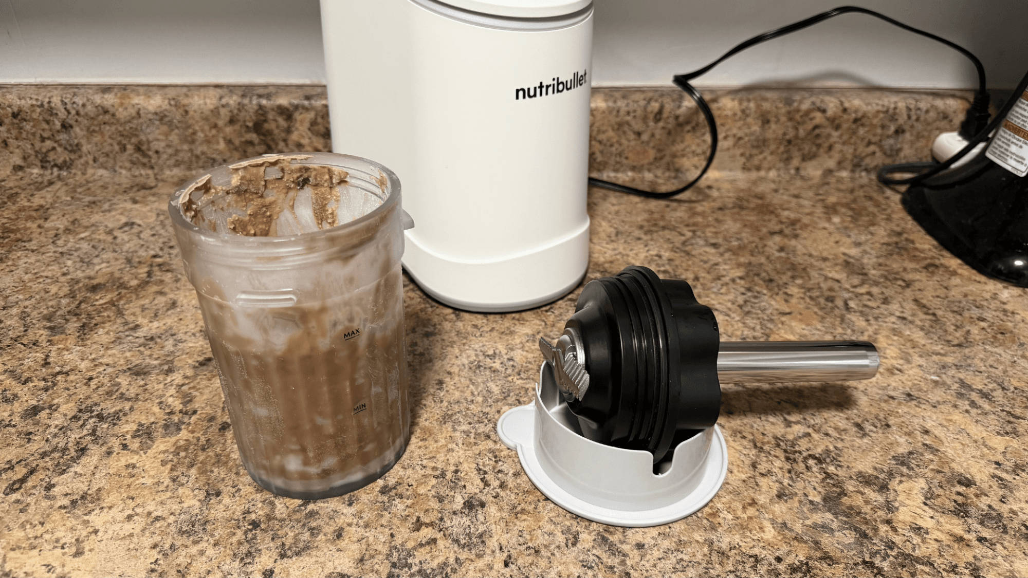 Los componentes del Nutribullet Chill incluyen el envase de 16 oz., el bloque de cuchillas y la base del motor.