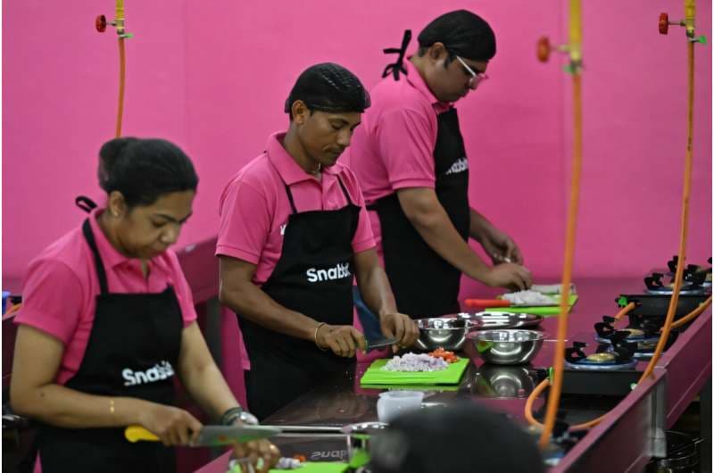 En uno de los centros de formación de Snabbit en el polo tecnológico del sur, Bengaluru, los trabajadores ensayan tareas como picar verduras