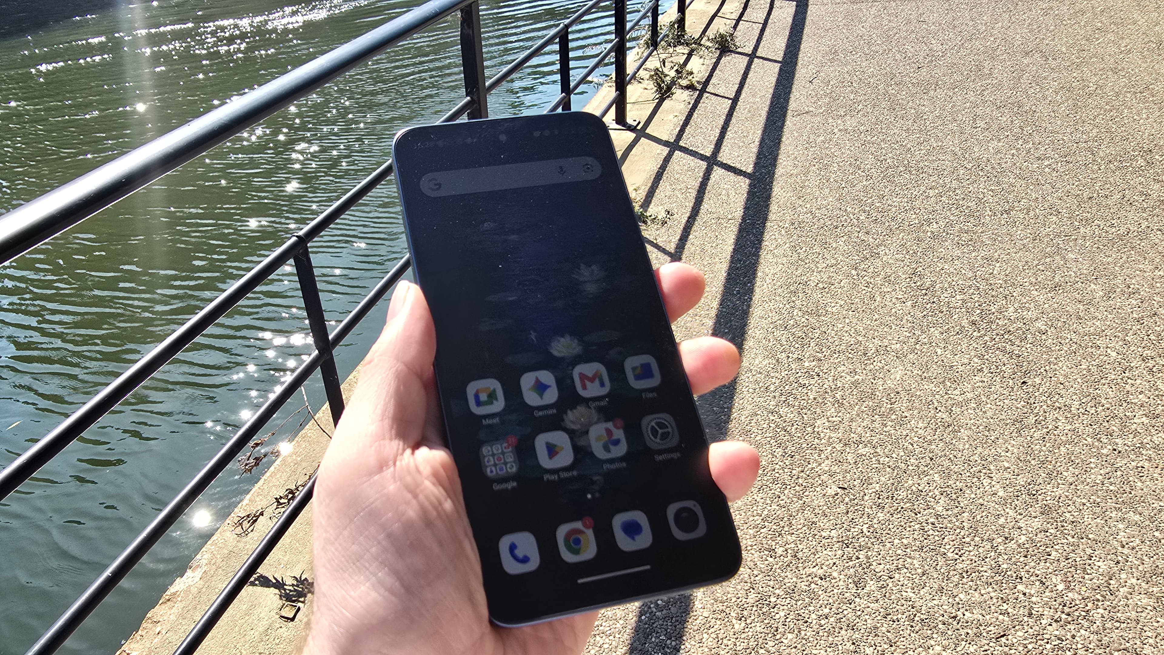 Smartphone TCL NXTPAPER 70 Pro en una oficina y al aire libre