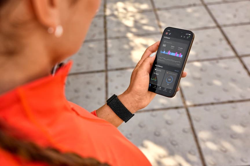 Una mano sosteniendo un smartphone con la app Garmin Connect abierta.