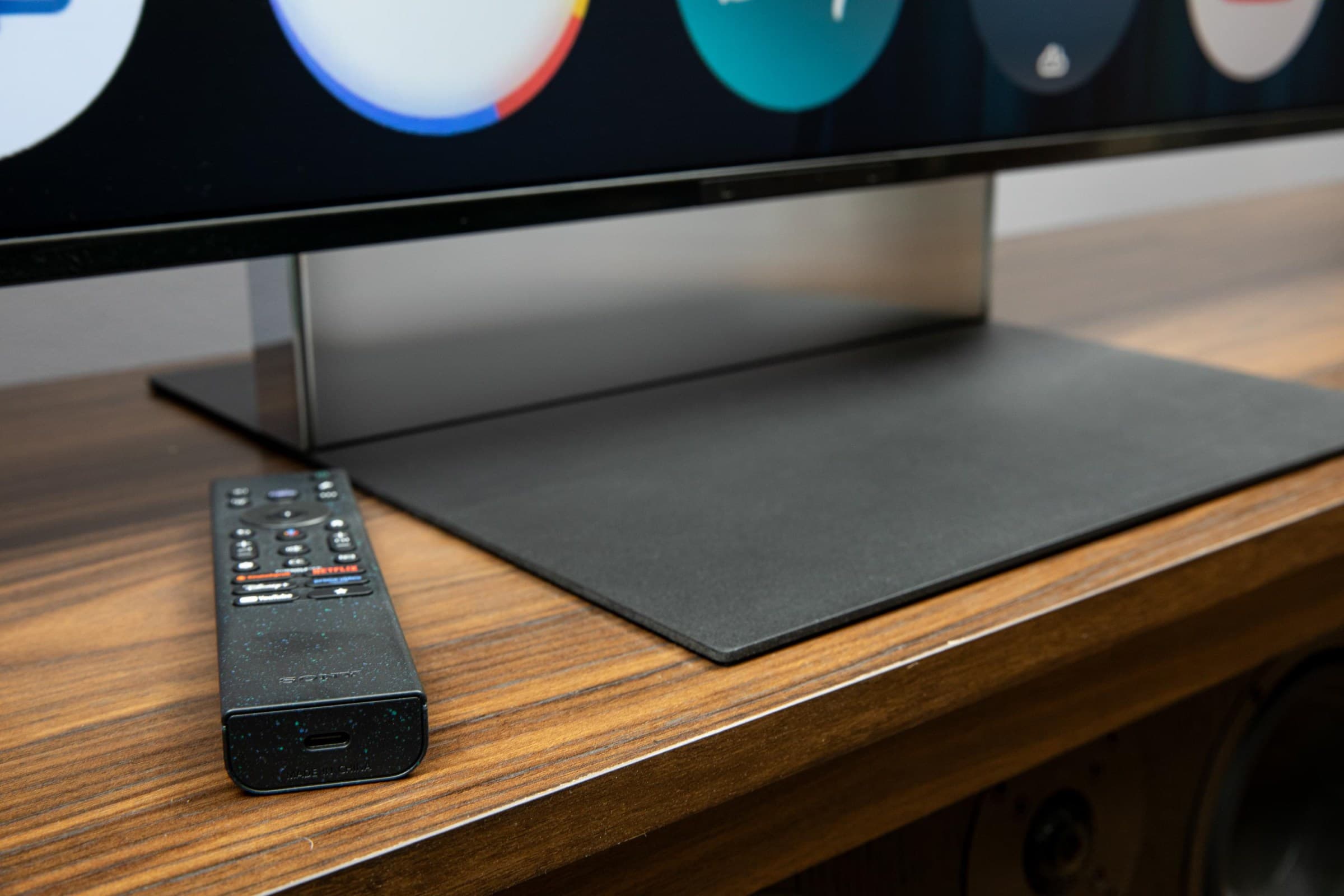 Primer plano del mando a distancia y la base lenticular del televisor Sony Bravia 9 II LED RGB.