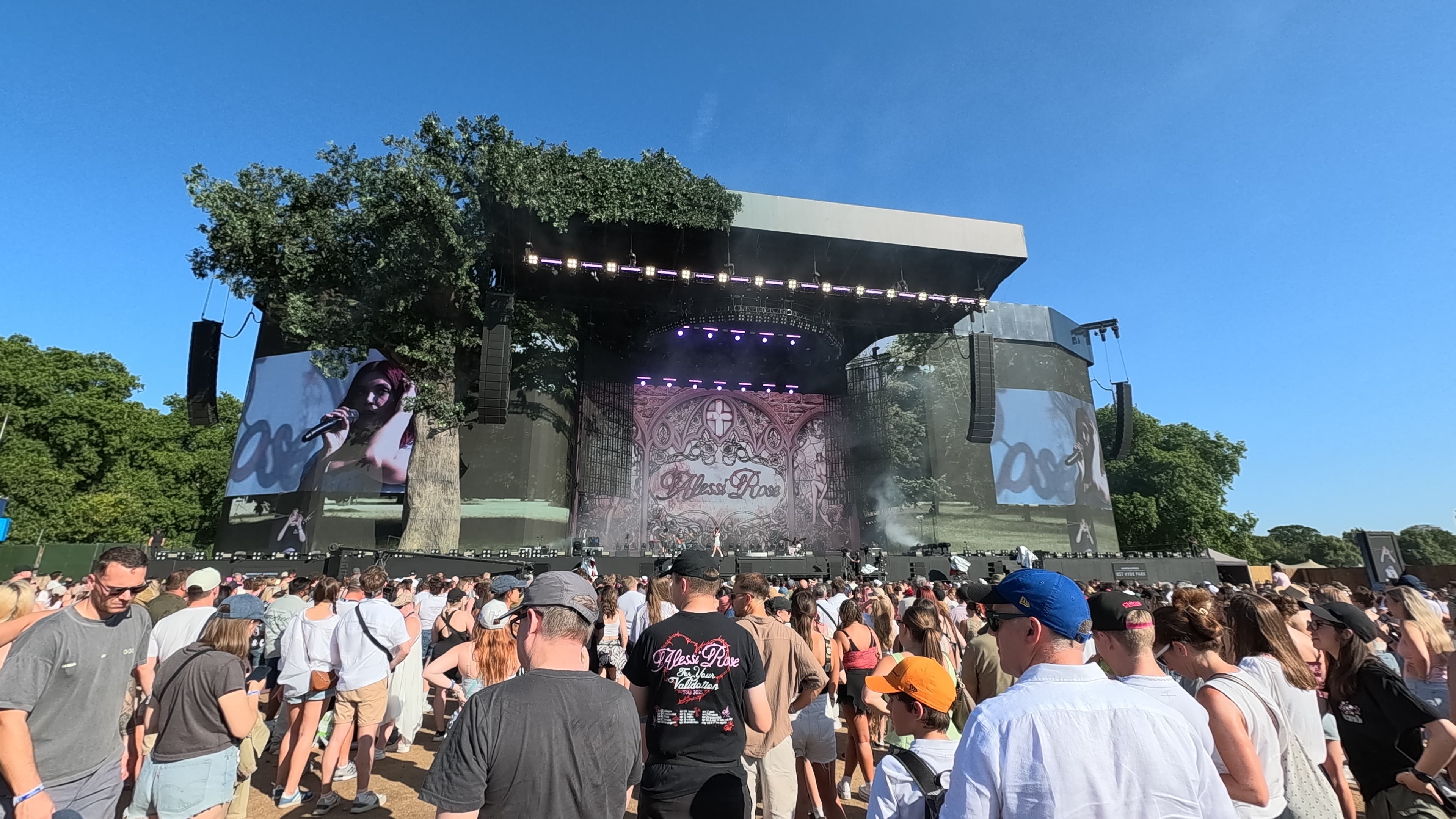 Un concierto de Alessi Rose con fans bailando frente al escenario.