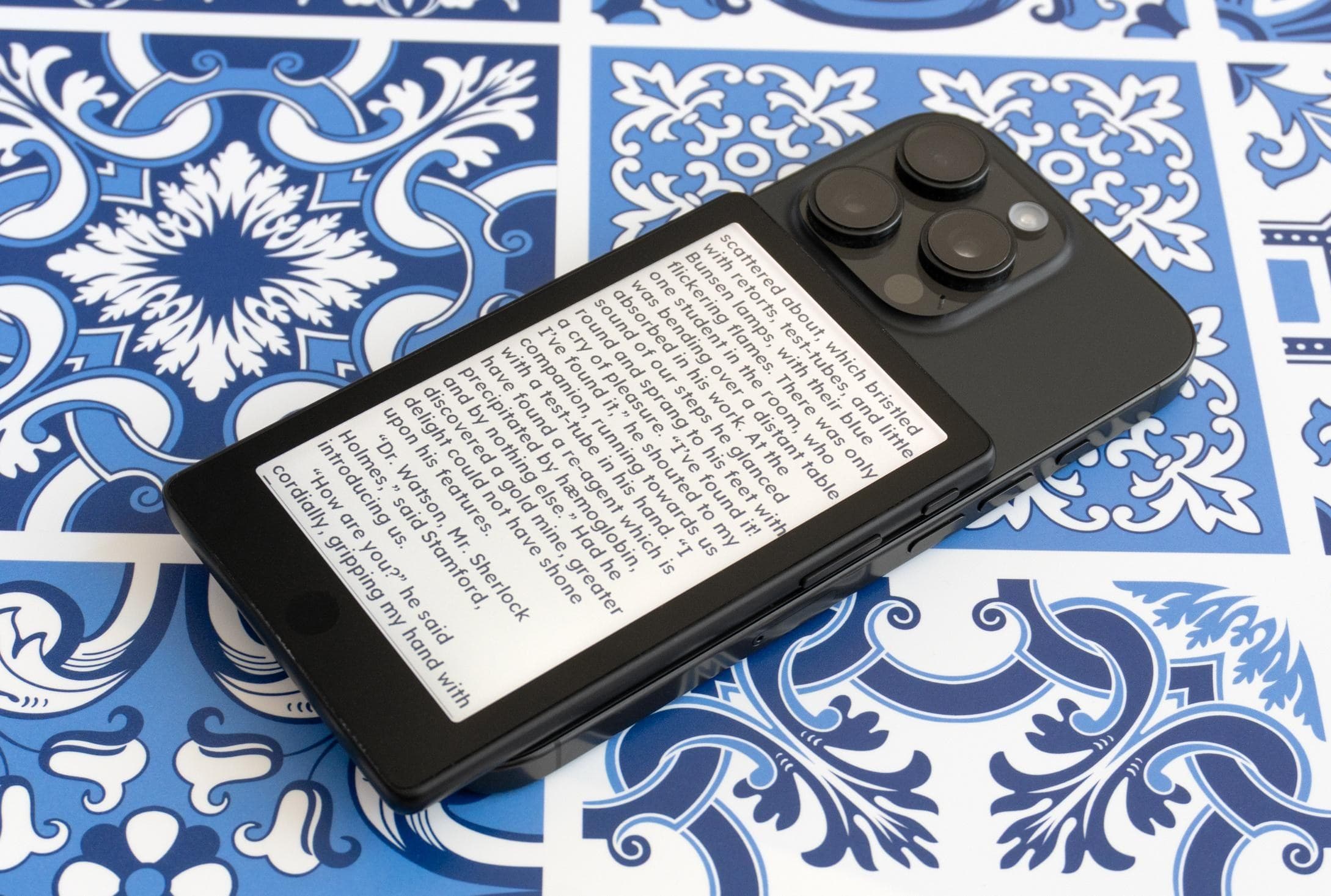 The magnets on the X4 Pro feel stronger than on the company’s other e-readers, but it still doesn’t doesn’t attach to the back of your phone as securely as magnetic power banks do.