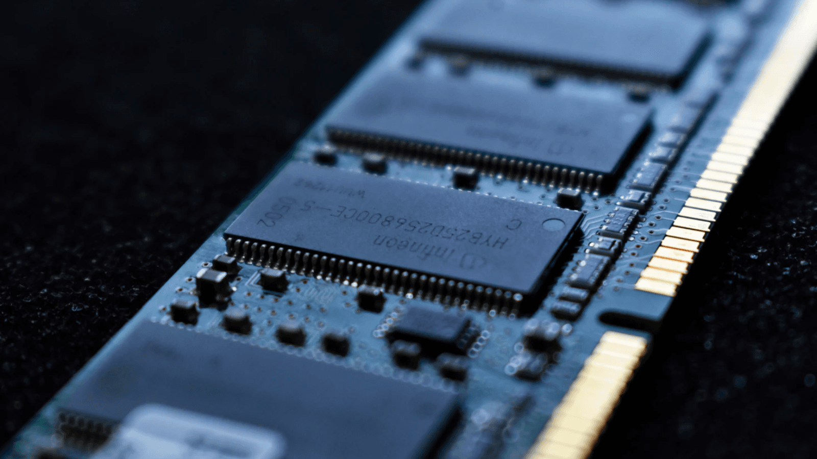 Primer plano intenso de módulos de RAM sobre un fondo negro