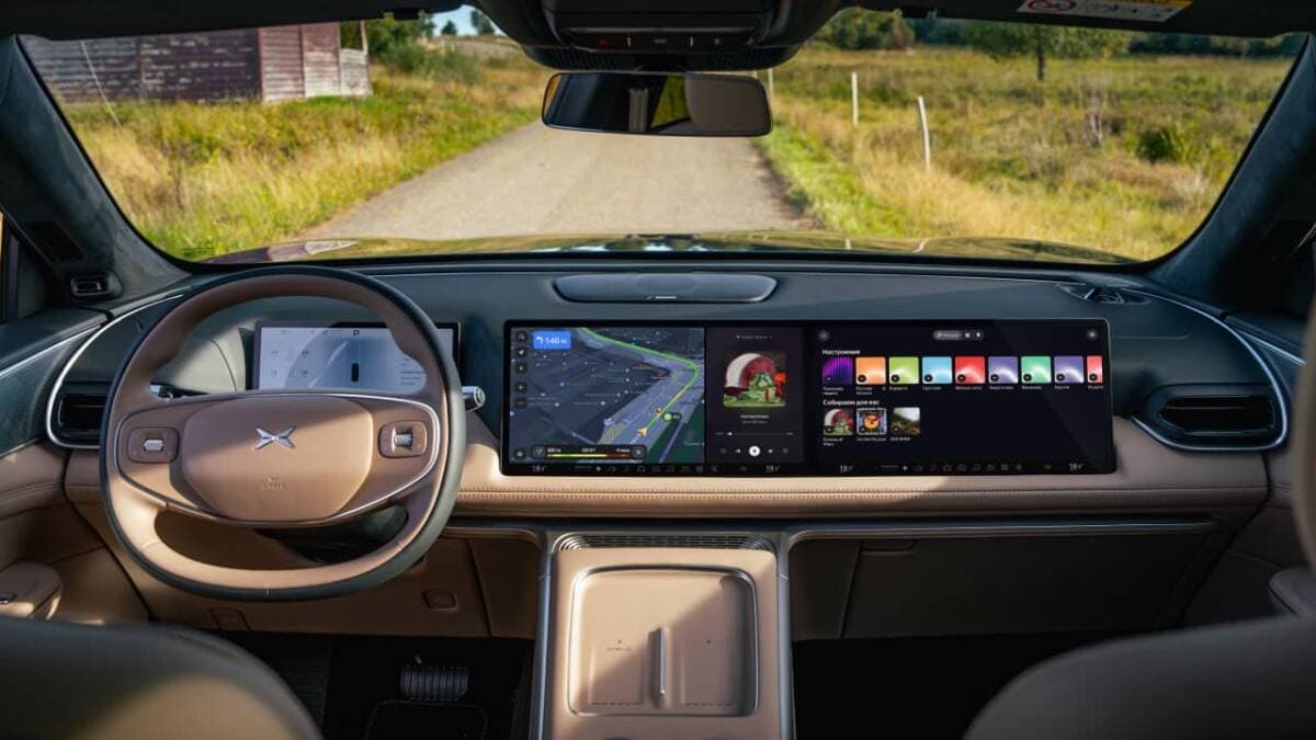 Interior de un coche eléctrico XPeng con una gran pantalla táctil