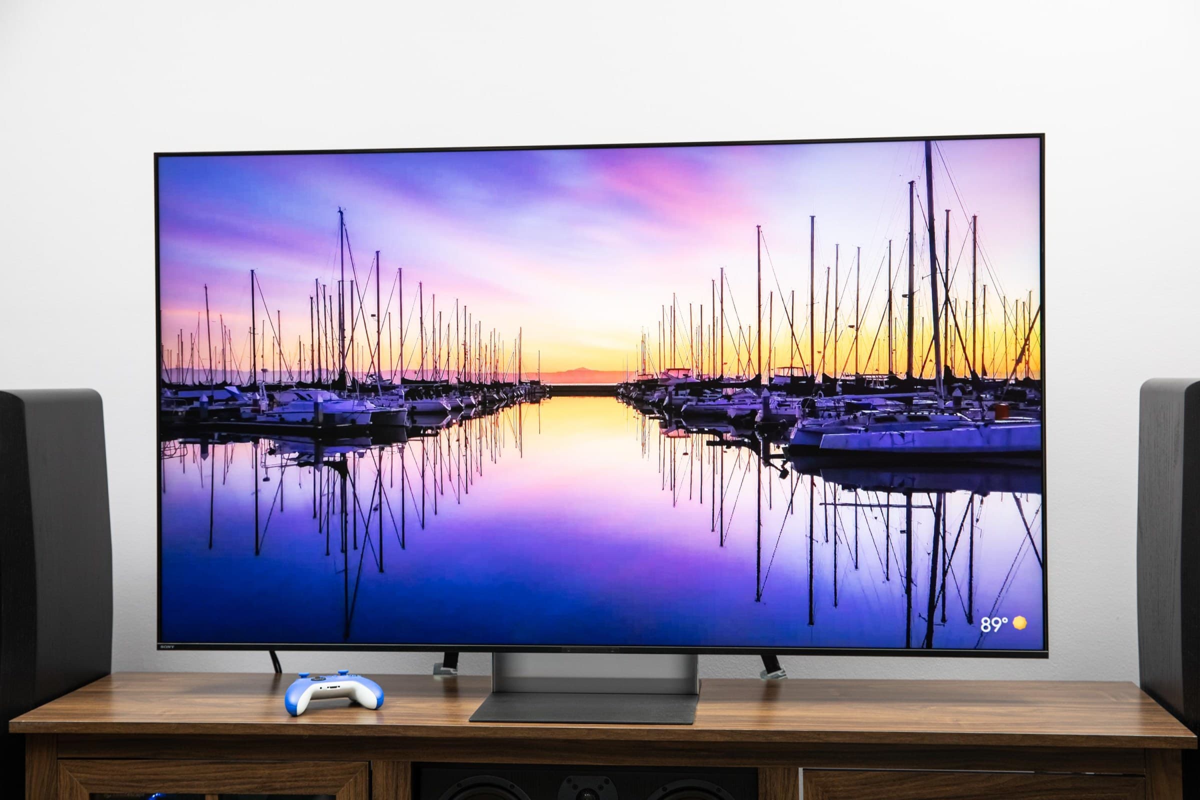 El Sony Bravia 9 II LED RGB sobre un aparador de madera con altavoces SVS a ambos lados.