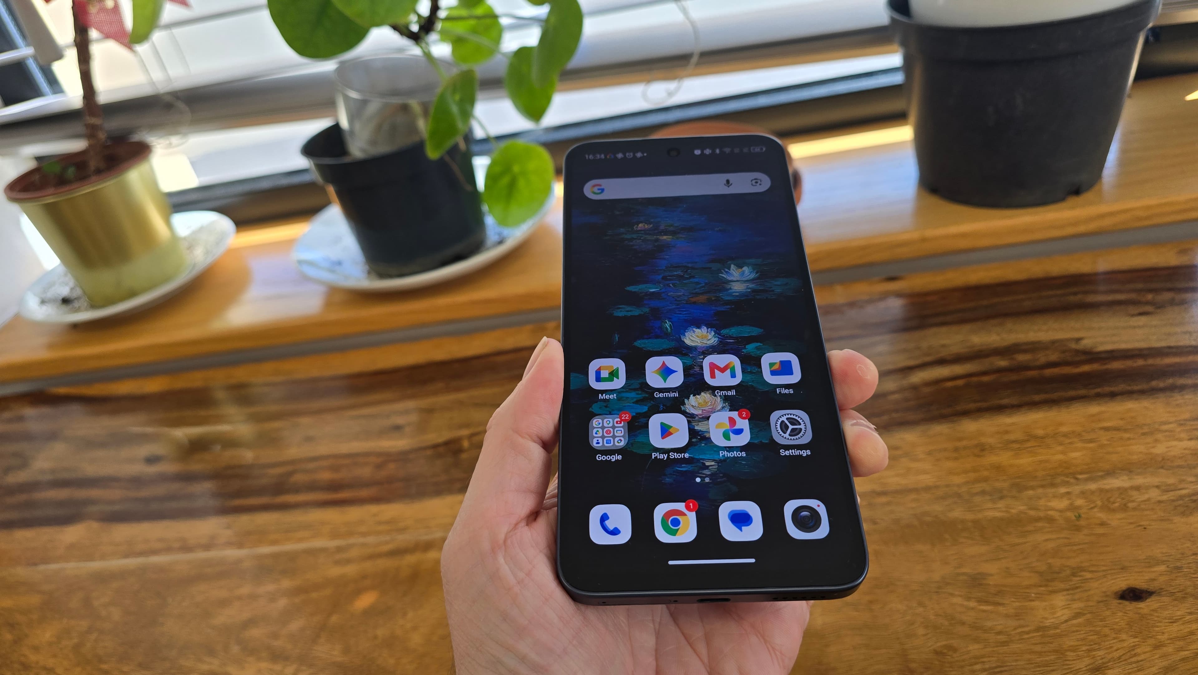 Smartphone TCL NXTPAPER 70 Pro en una oficina y al aire libre