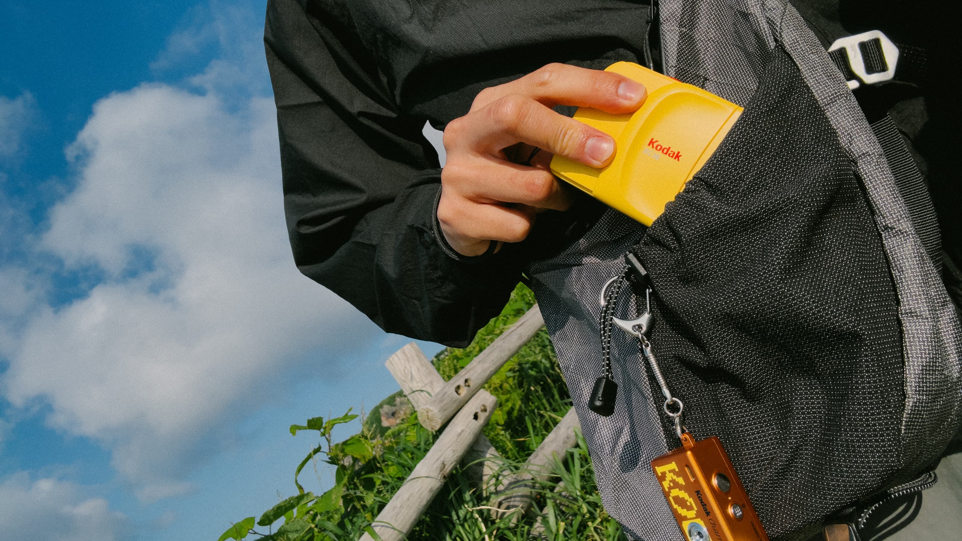 Foto de la cámara de película Kodak EC35 colocada dentro de una mochila al aire libre