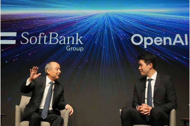 Masayoshi Son, a la izquierda, presidente y director ejecutivo de SoftBank Group, habla mientras Mark Chen, director de investigación de OpenAI, escucha durante una charla en su evento empresarial en un hotel de Tokio, martes 16 de junio de 2026. Crédito: AP Photo/Hiro Komae