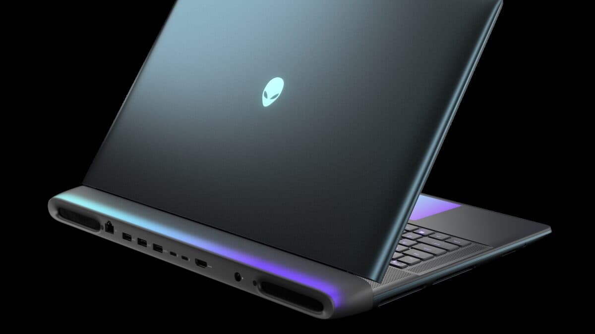 Portátil Alienware con iluminación RGB y puertos