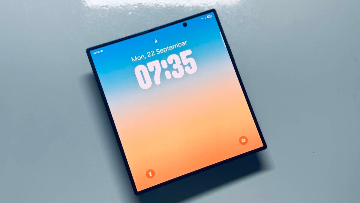 Smartphone plegable Samsung Galaxy Z Fold 8 Ultra desplegado