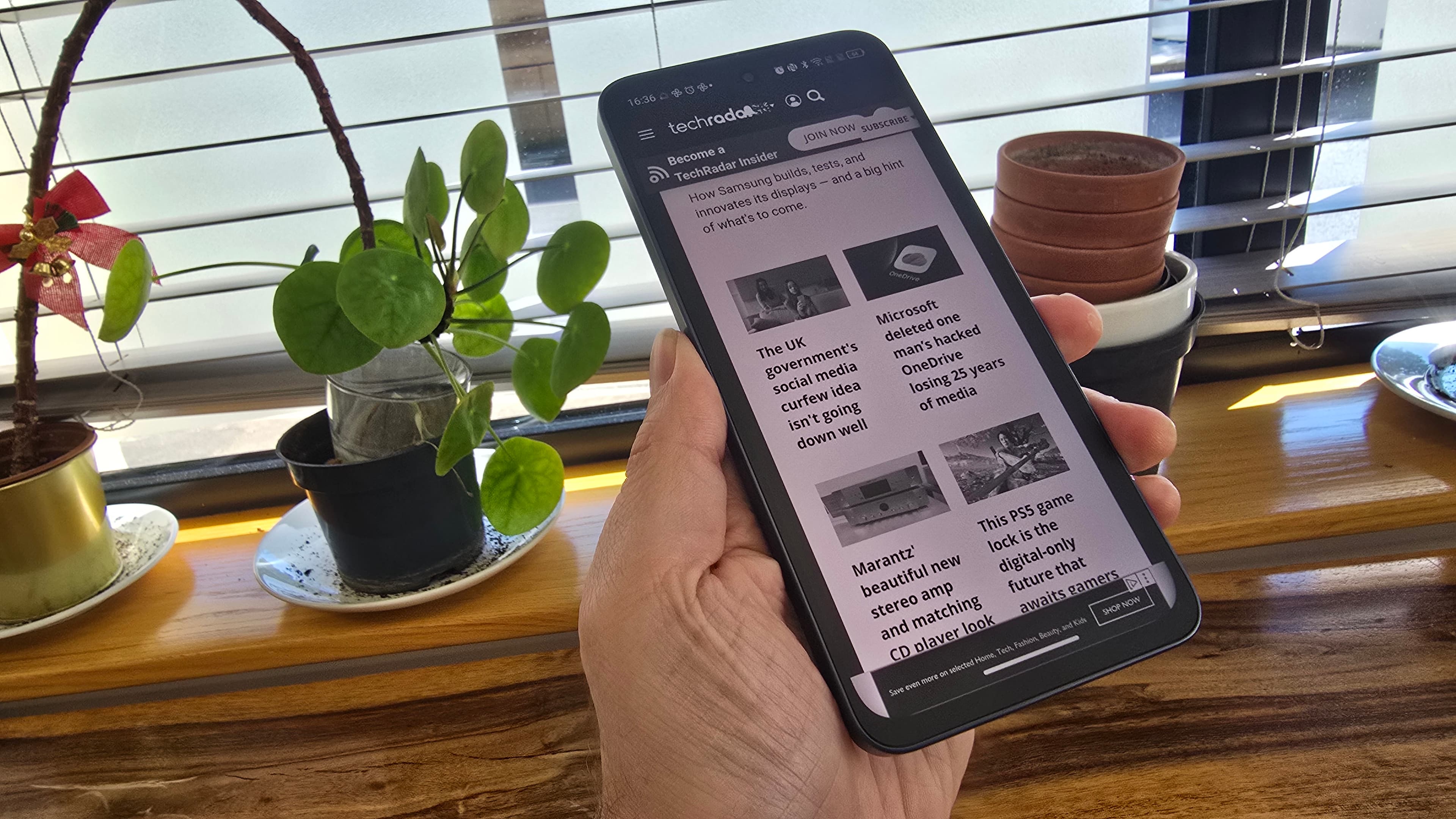 Smartphone TCL NXTPAPER 70 Pro en una oficina y al aire libre