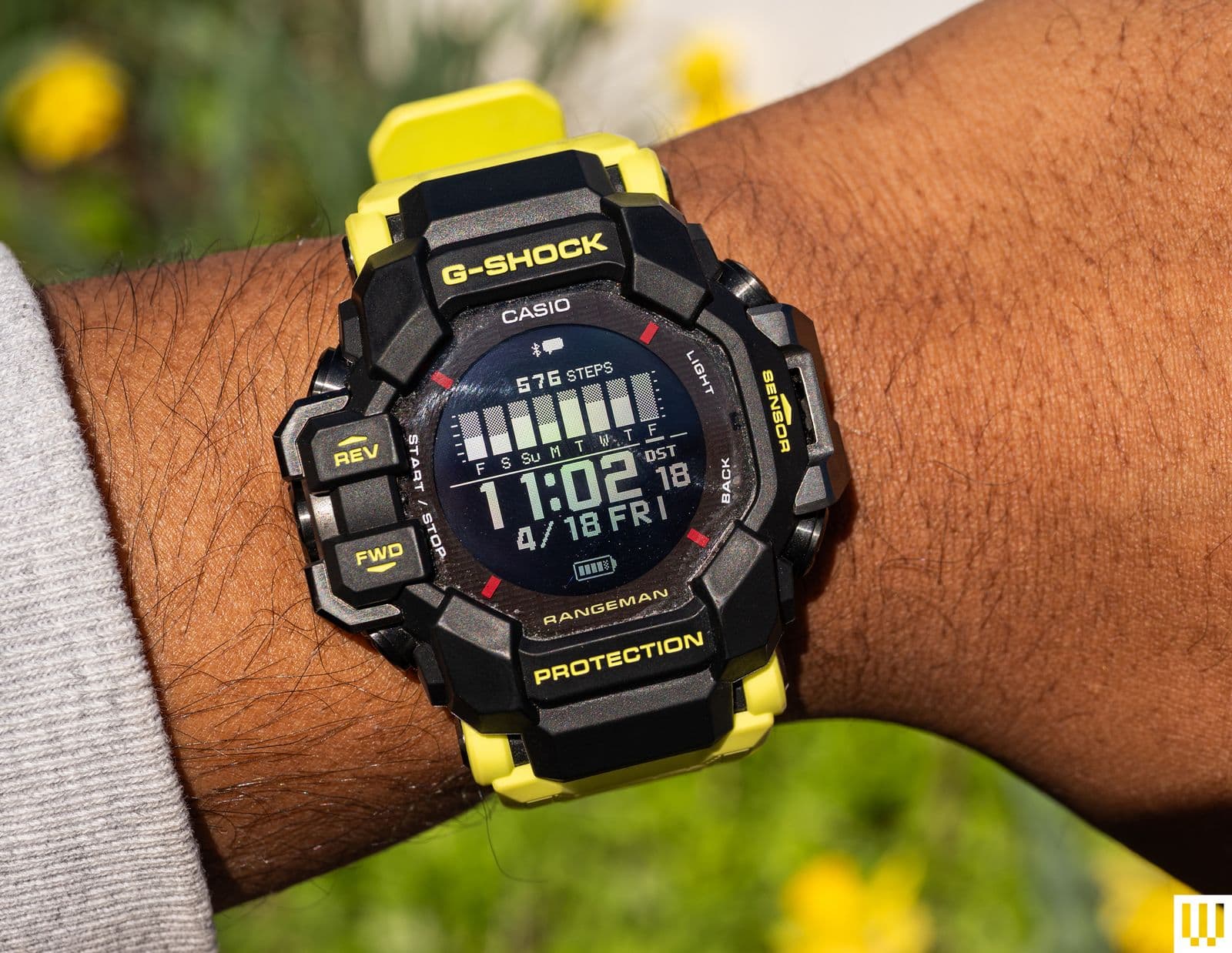 La imagen puede contener reloj de pulsera, electrónica, reloj digital, brazo, parte del cuerpo, persona, pantalla, hardware de ordenador y hardware