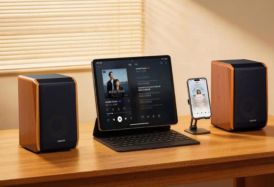 Две акустические системы Edifier R1000TC II и смартфон iPhone на подставке