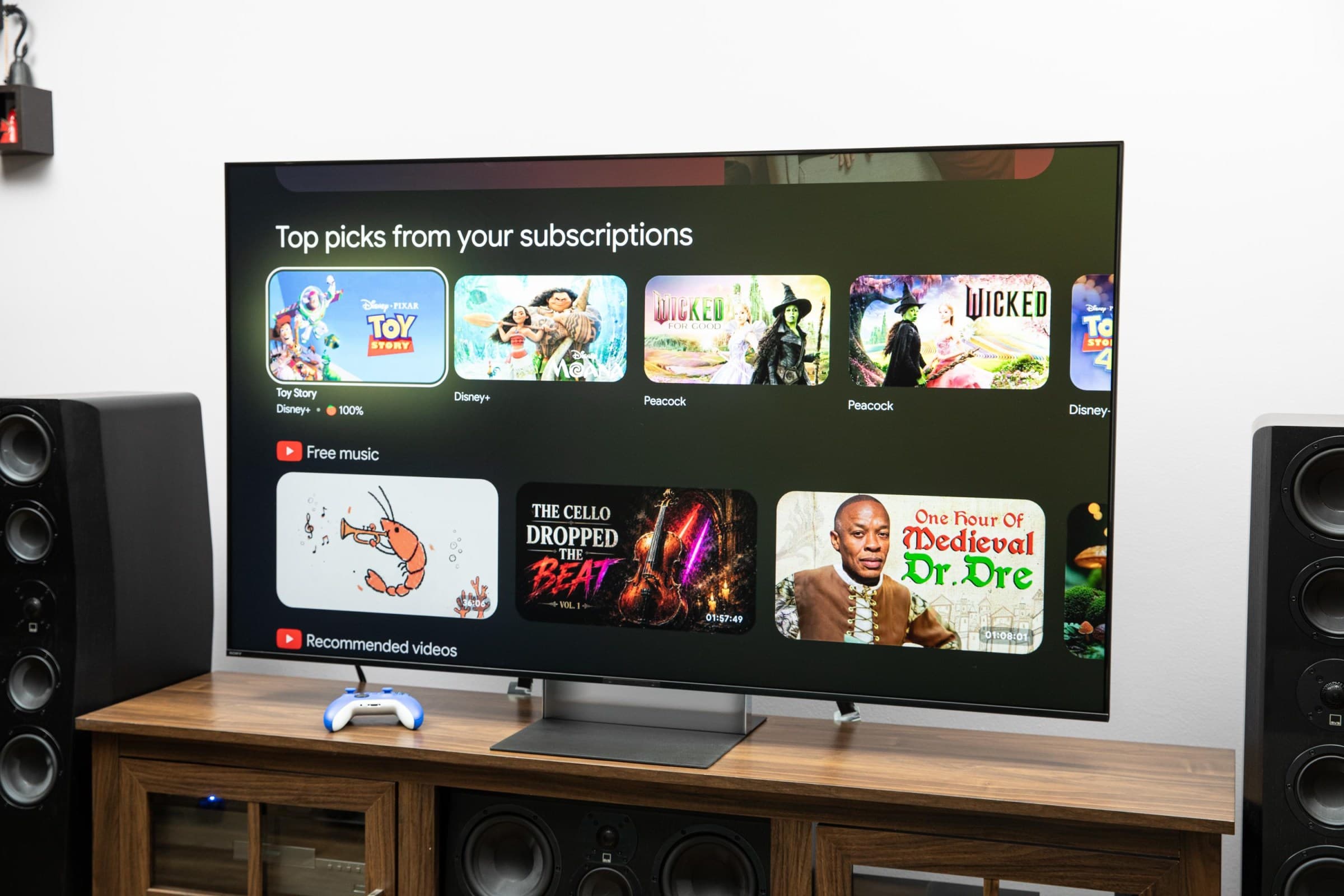 El Sony Bravia 9 II LED RGB sobre un aparador de madera con altavoces SVS a ambos lados.