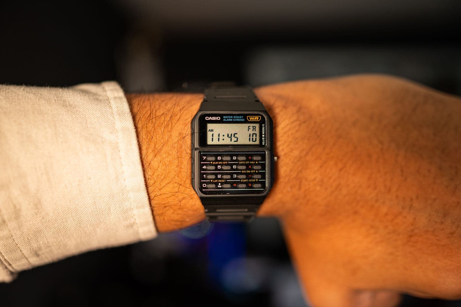 Persona que lleva puesto el reloj calculadora de Casio