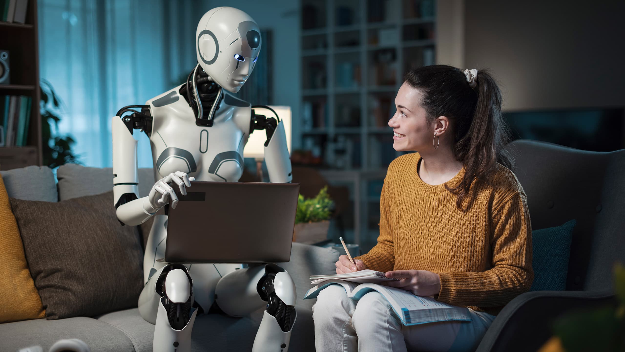 Con un androide de IA a su lado, una joven estudia en un sofá de su hogar moderno, destacando los beneficios de la inteligencia artificial.