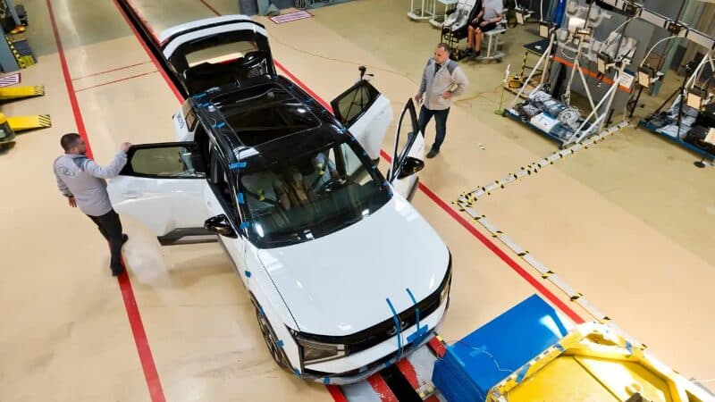 The Lada Azimut crossover in a crash test with curtain airbags