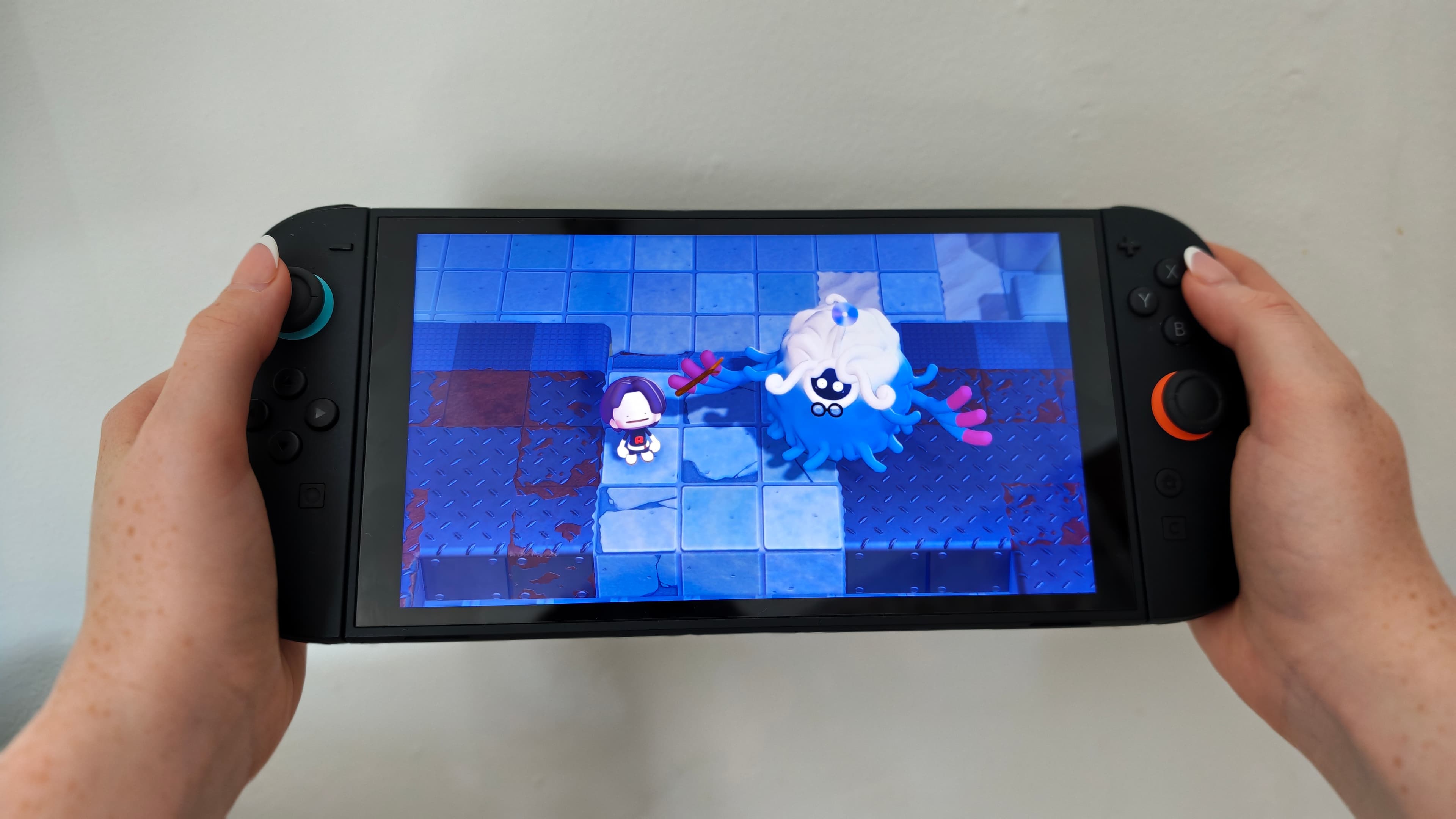 Mujer jugando a Pokémon Pokopia en una Nintendo Switch 2